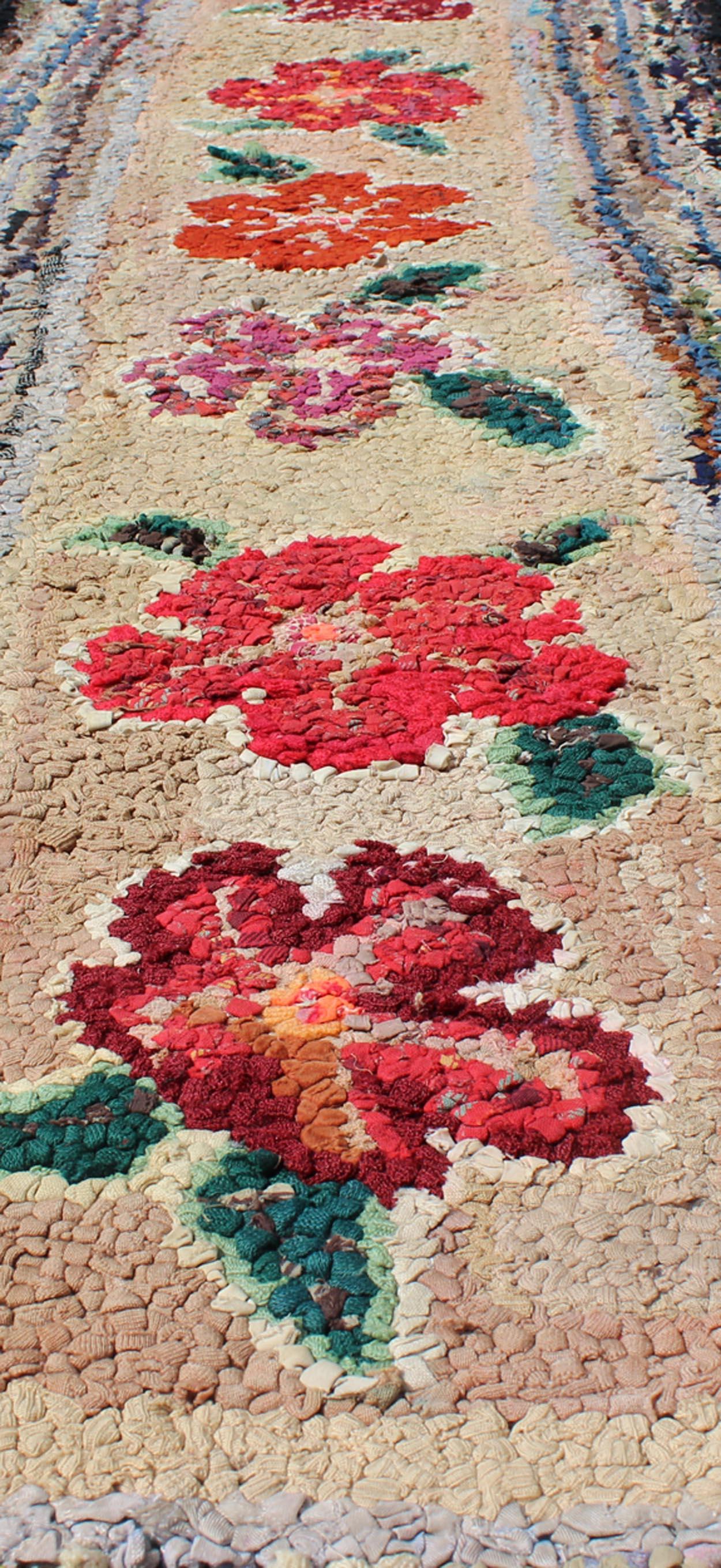 20ième siècle Tapis de couloir à capuche américain à motif de médaillon à fleurs verticales colorées en vente
