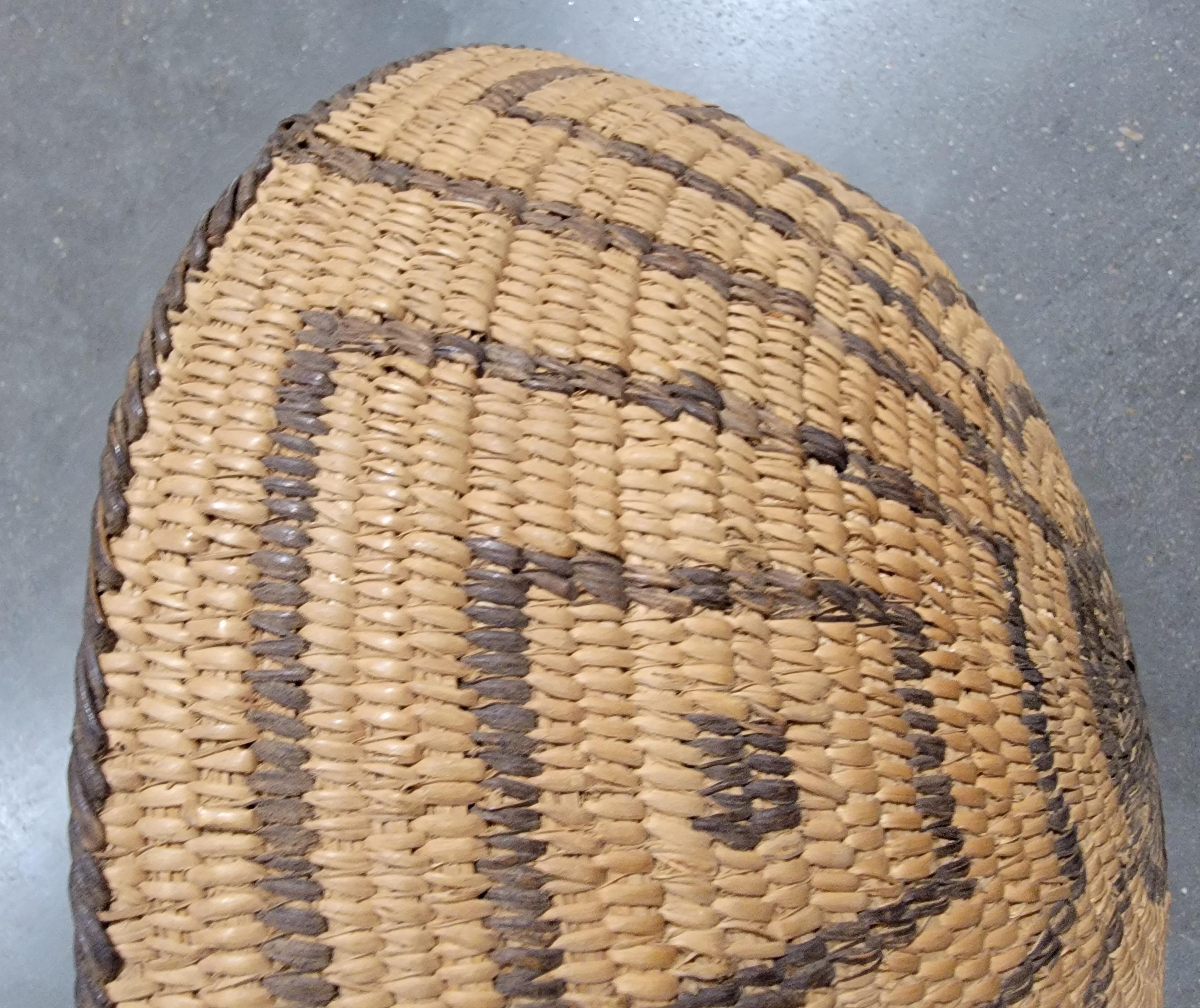Ce grand panier en forme de bol ou de plateau des Indiens d'Amérique est en très bon état et présente un fantastique motif géométrique.