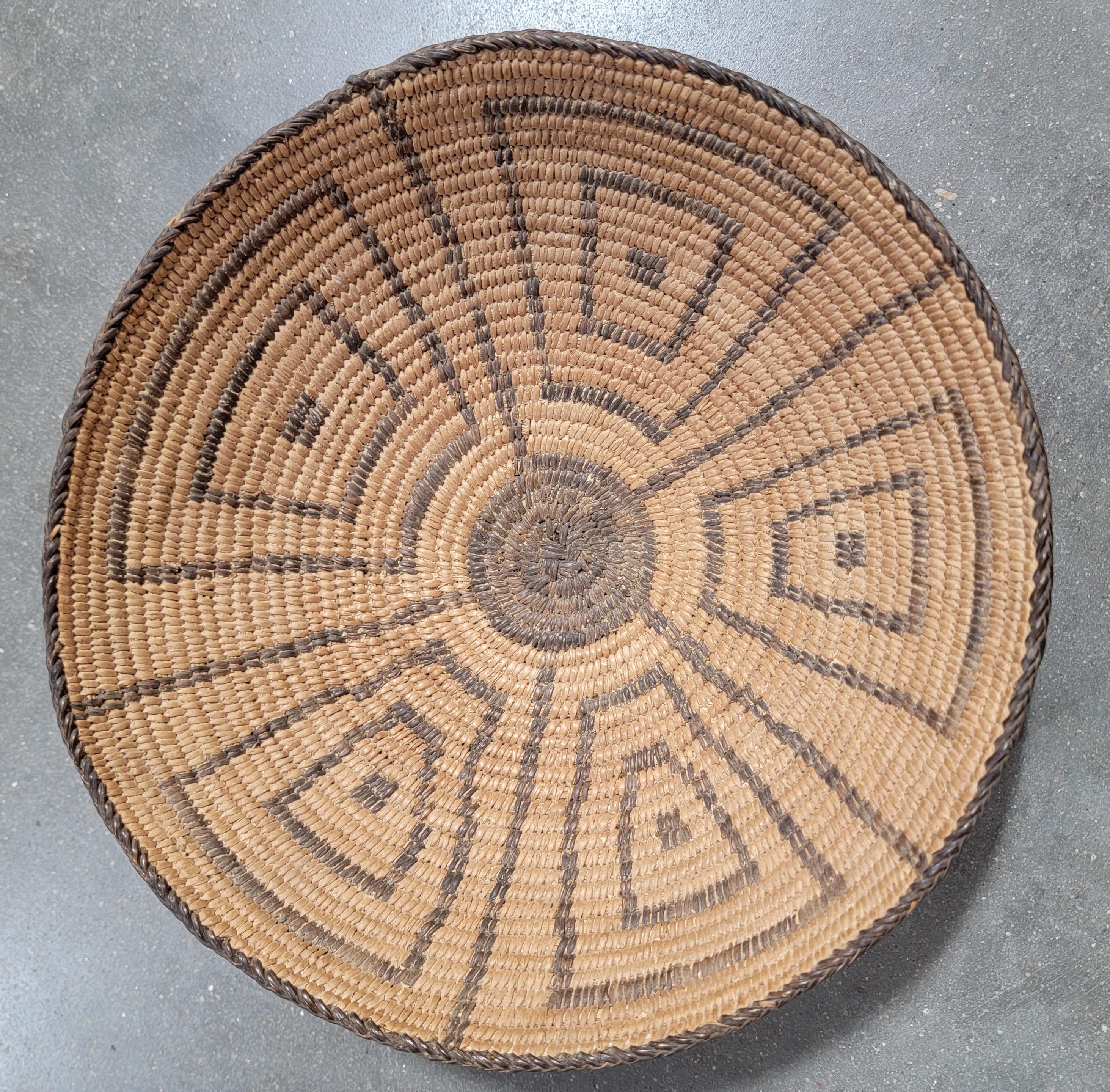 20ième siècle Américain  Panier indien en vente