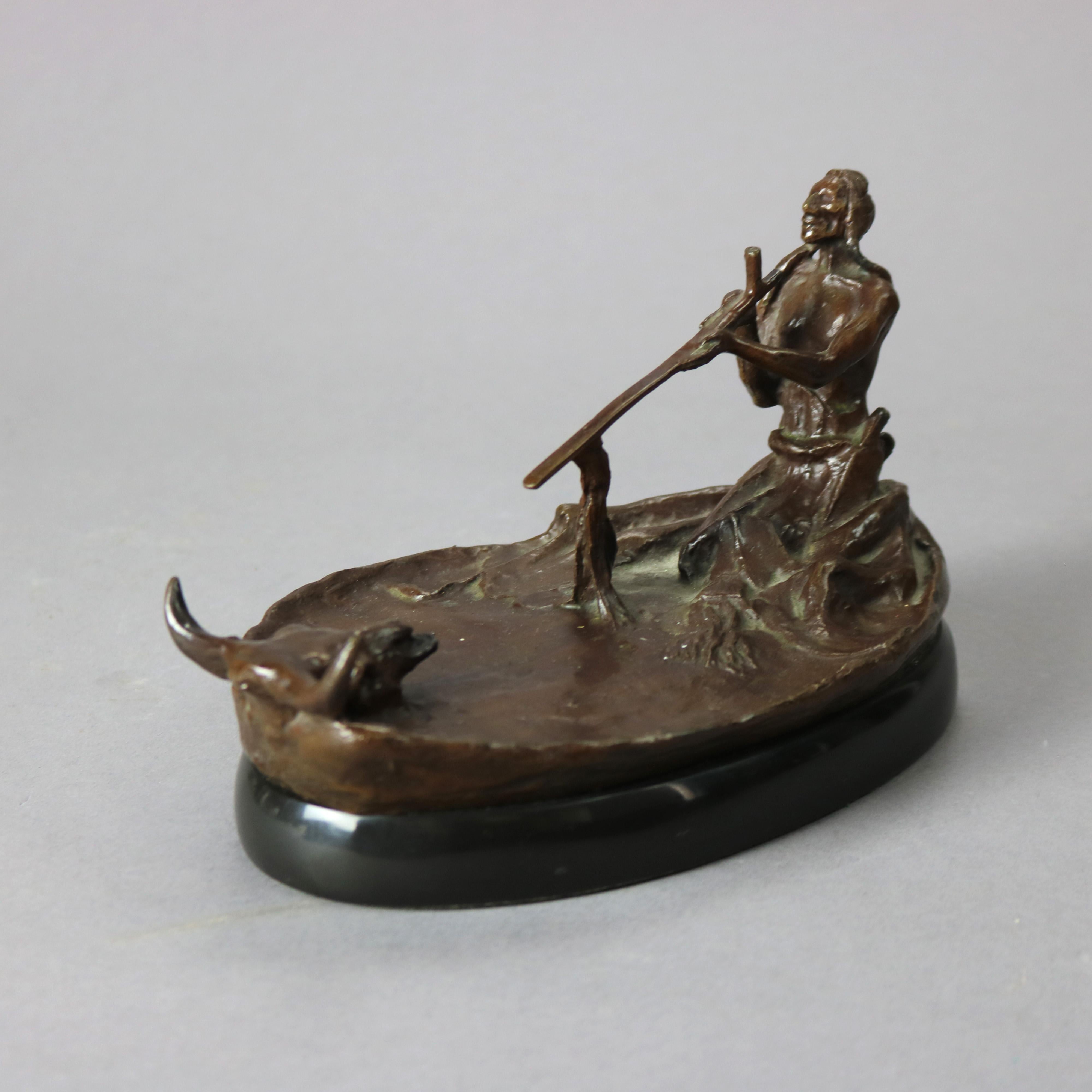 Un'antica scultura di Charles M. I. Russell offre una figura in bronzo fuso di un indiano americano con pipa cerimoniale e che onora il bufalo, firmata come da foto, circa 1890

Misure: 5,5