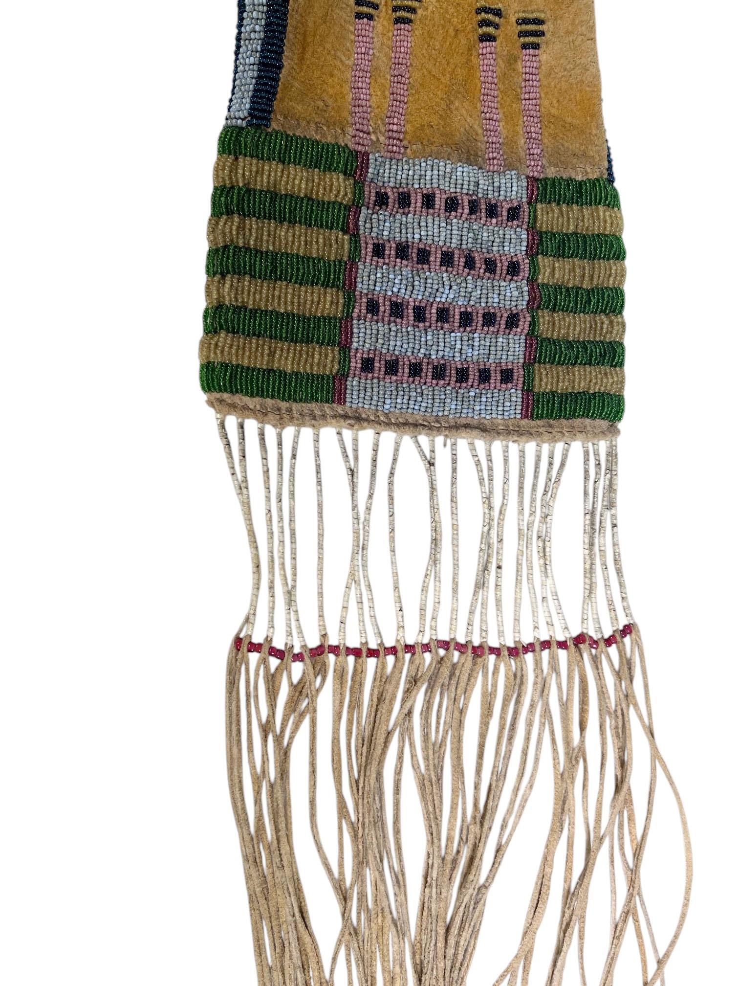 Sac à tabac perlé de style The Cheyennes American Indian Bon état - En vente à Dallas, TX