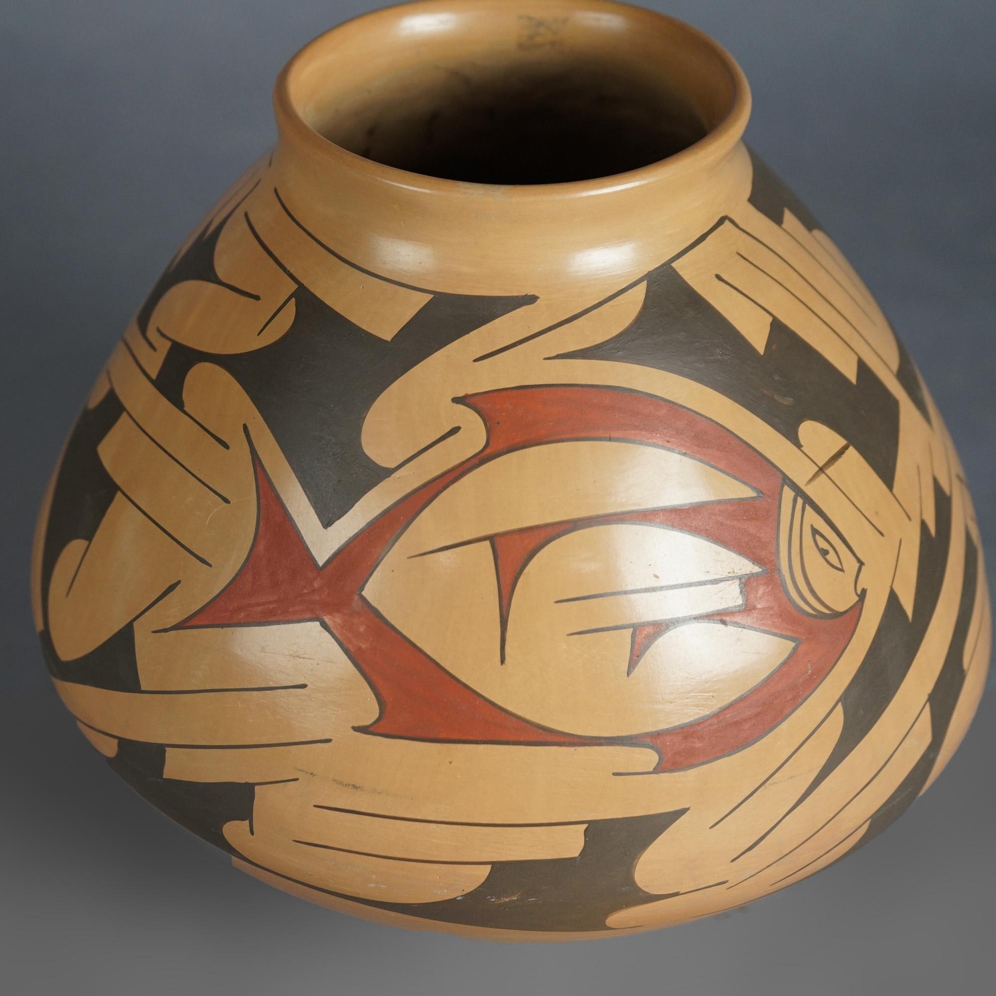 Handbemalte indianische Keramik Olla-Topf mit Fisch und geometrischen Elementen, 20.

Maße: 9,75''H x 10''B x 10''T