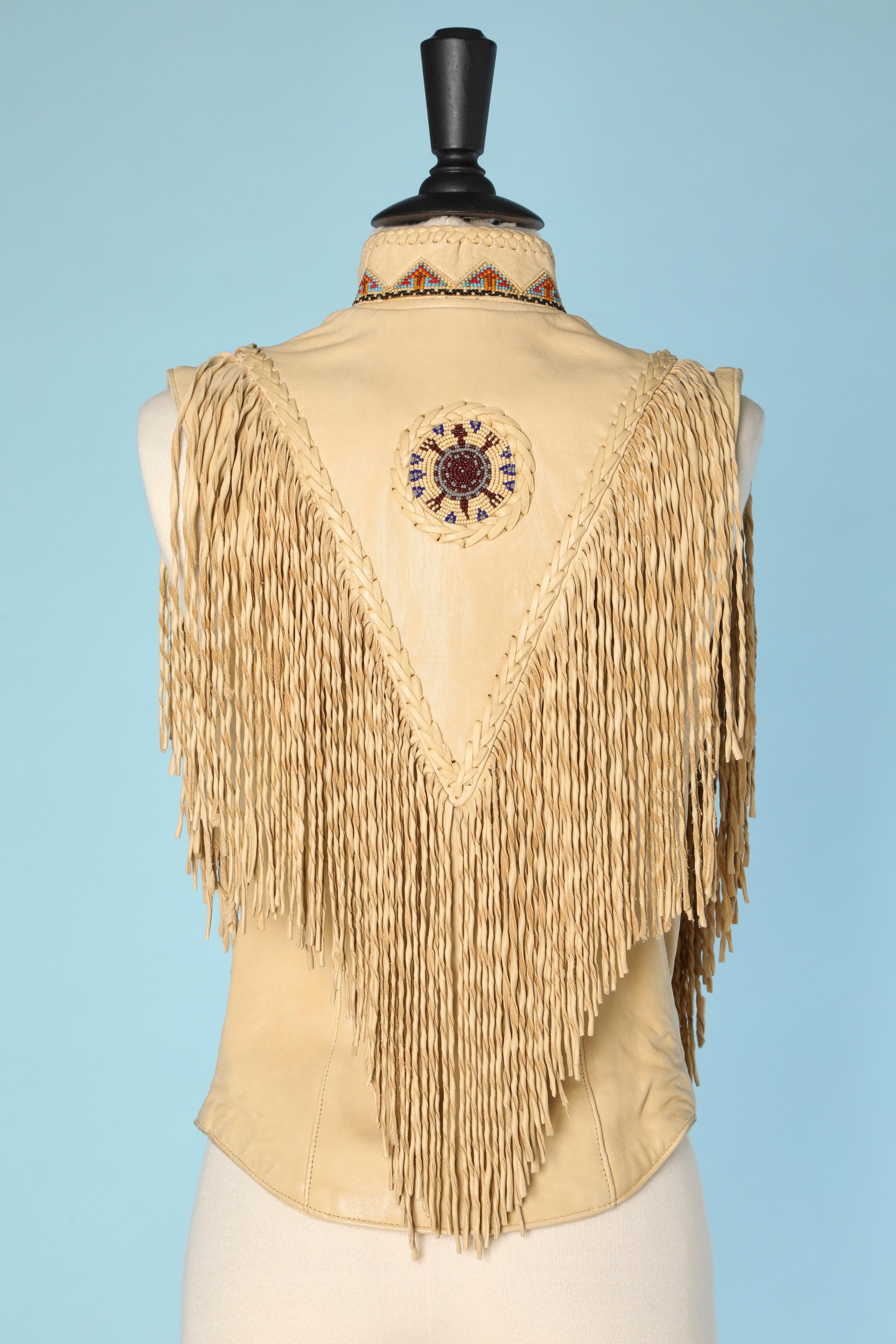 American Indian leather vest with beaded work and fringes Diamond Leather  In Excellent Condition For Sale In Saint-Ouen-Sur-Seine, FR