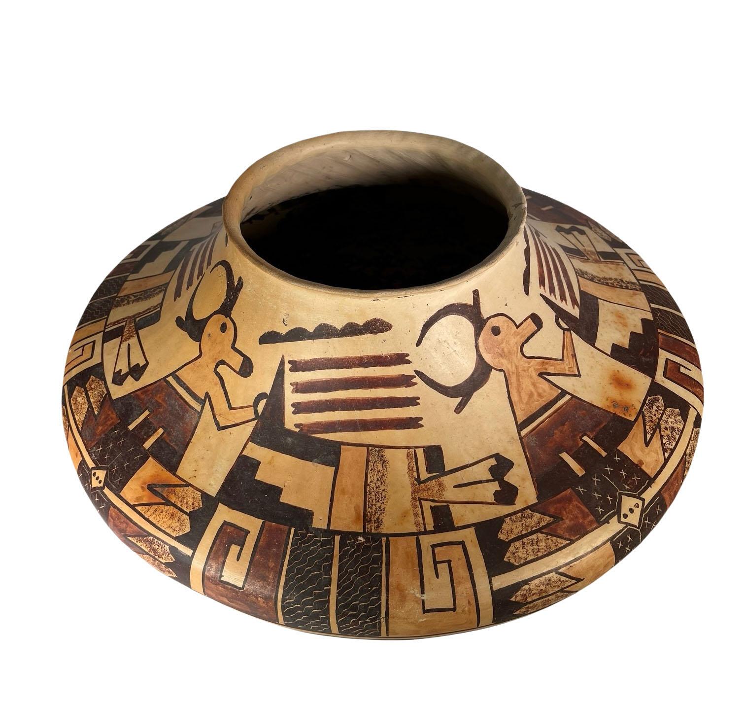 Ein fabelhaftes Gefäß von Michael Hawley, Chakoptewa, das nach traditionellen Methoden der Hopi hergestellt wurde. 

Michael Hawley aus Scottsdale, Arizona, ist der einzige heute noch lebende Töpfer, der echte Sikyatki-Polychroma-Töpfergefäße in der