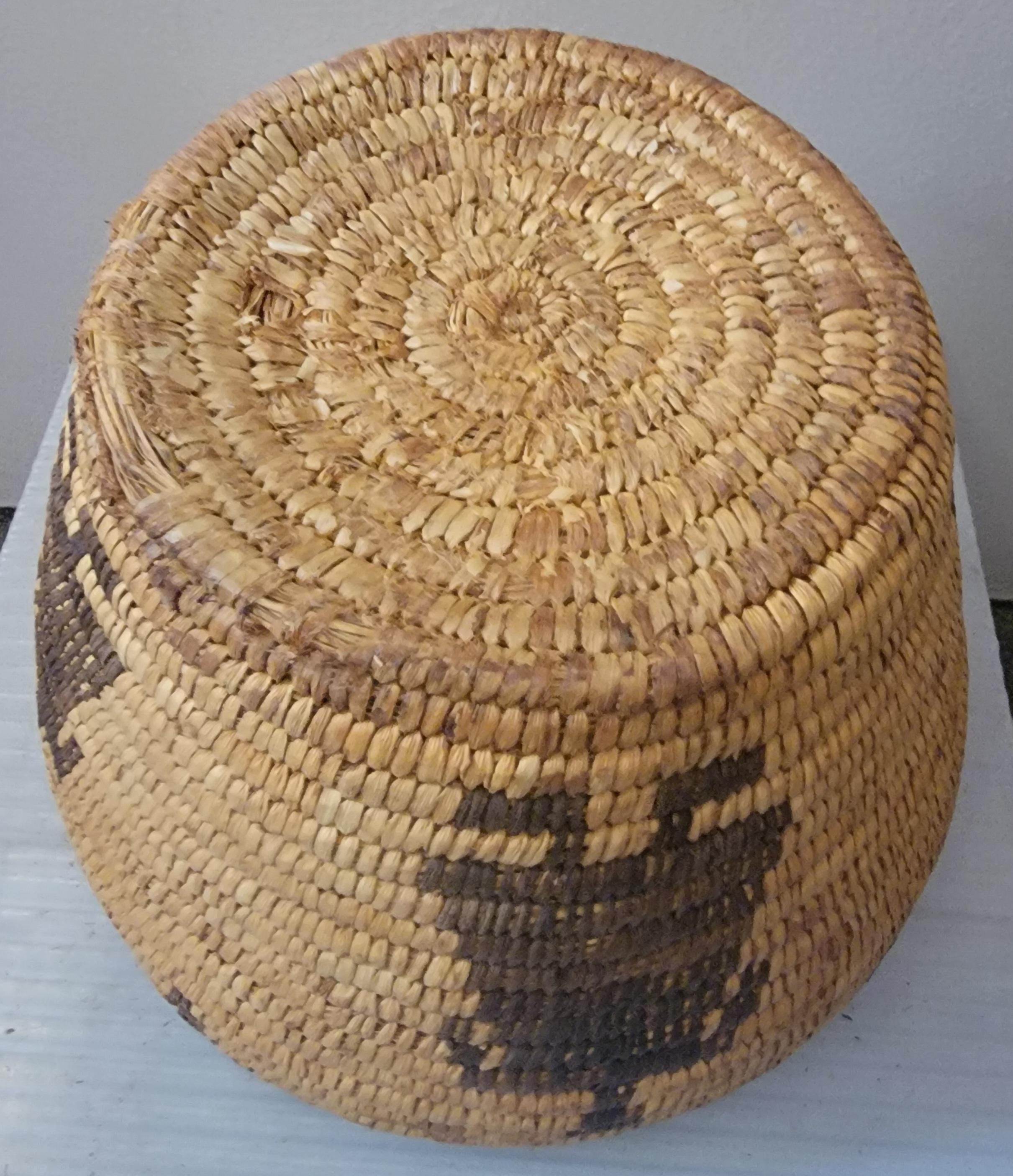 Ce panier pictural amérindien tissé à la main est en bon état.