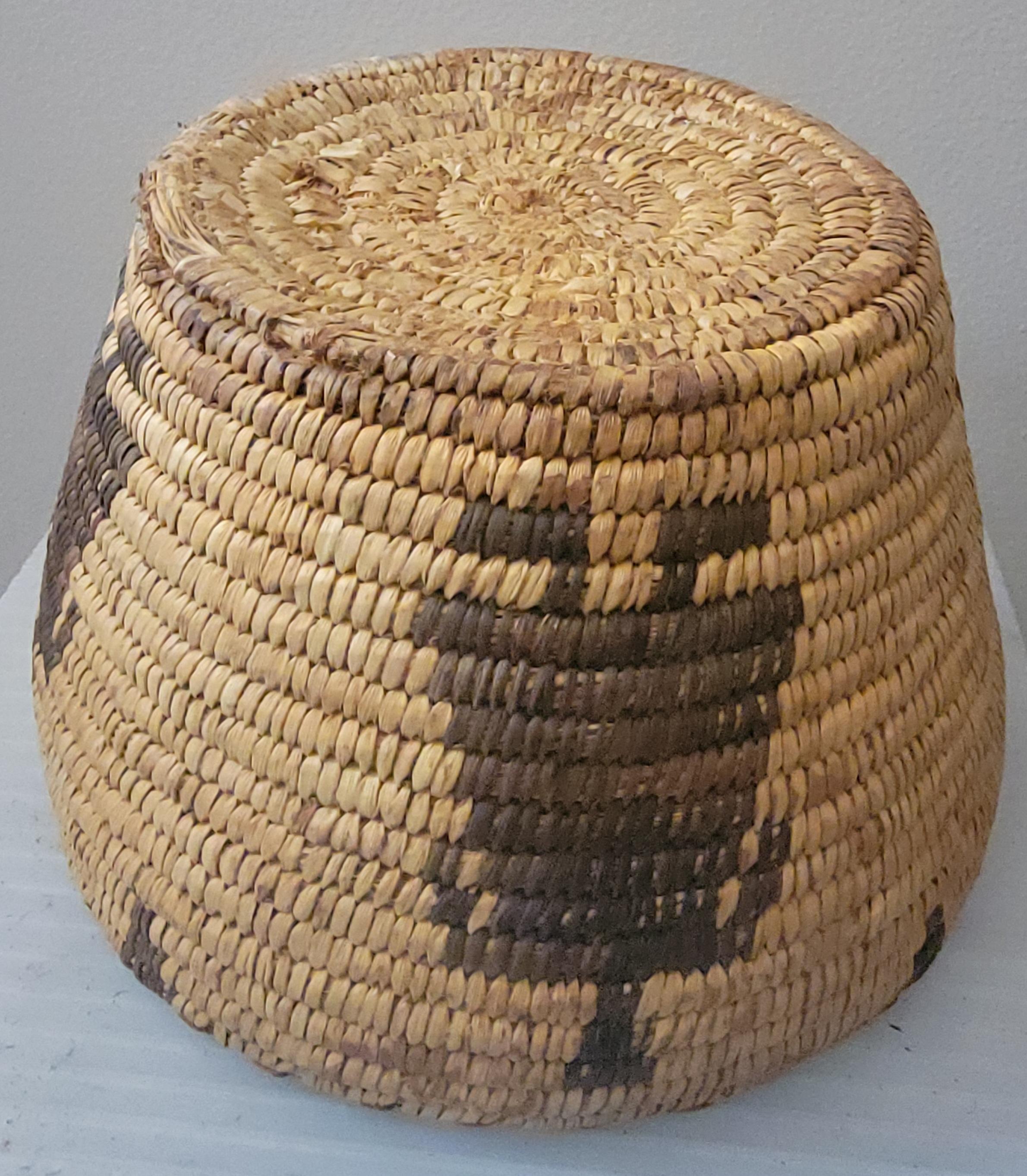 Tissé à la main Panier pictural indien américain Papago en vente