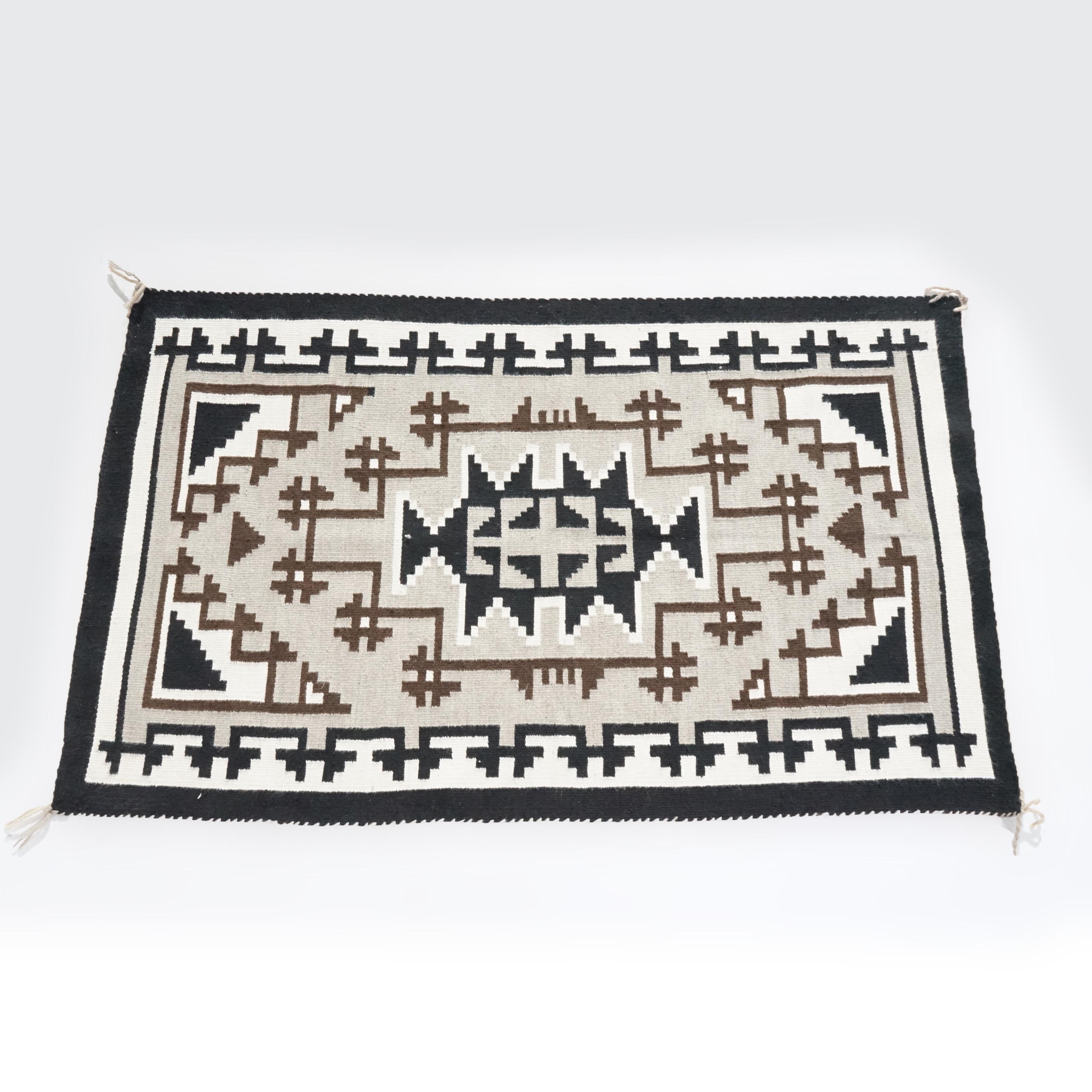Ein indianischer Teppich im südwestlichen Navajo-Stil bietet eine Wollkonstruktion mit zentralem Medaillon und geometrischen Elementen, 20.

Maße - 49,5