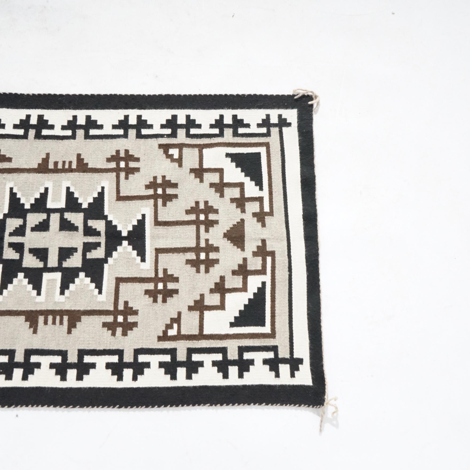 American Indian Southwestern Navajo Style Wool Rug, 20th Century In Good Condition For Sale In Big Flats, NY