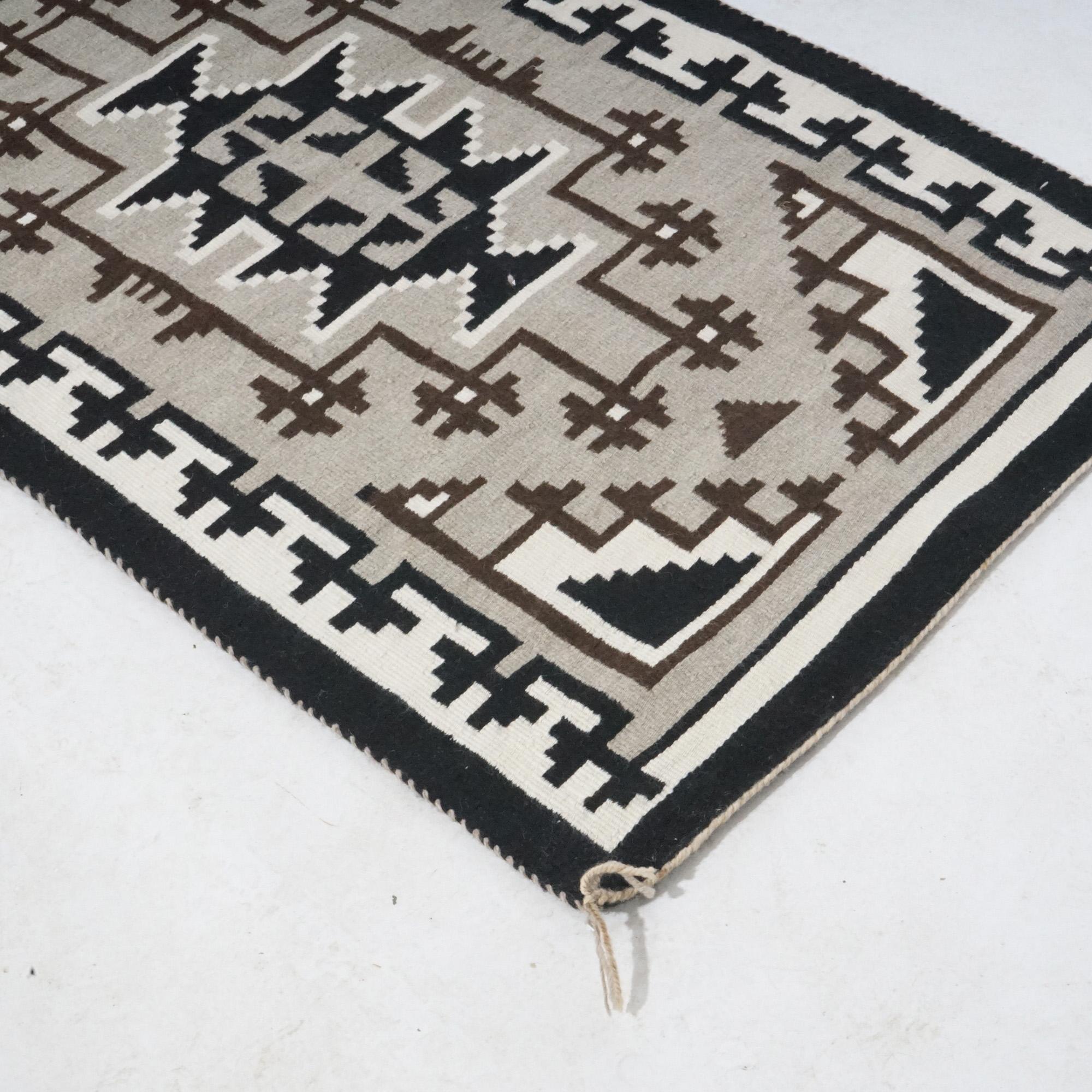 American Indian Southwestern Navajo Style Wool Rug, 20th Century For Sale 5