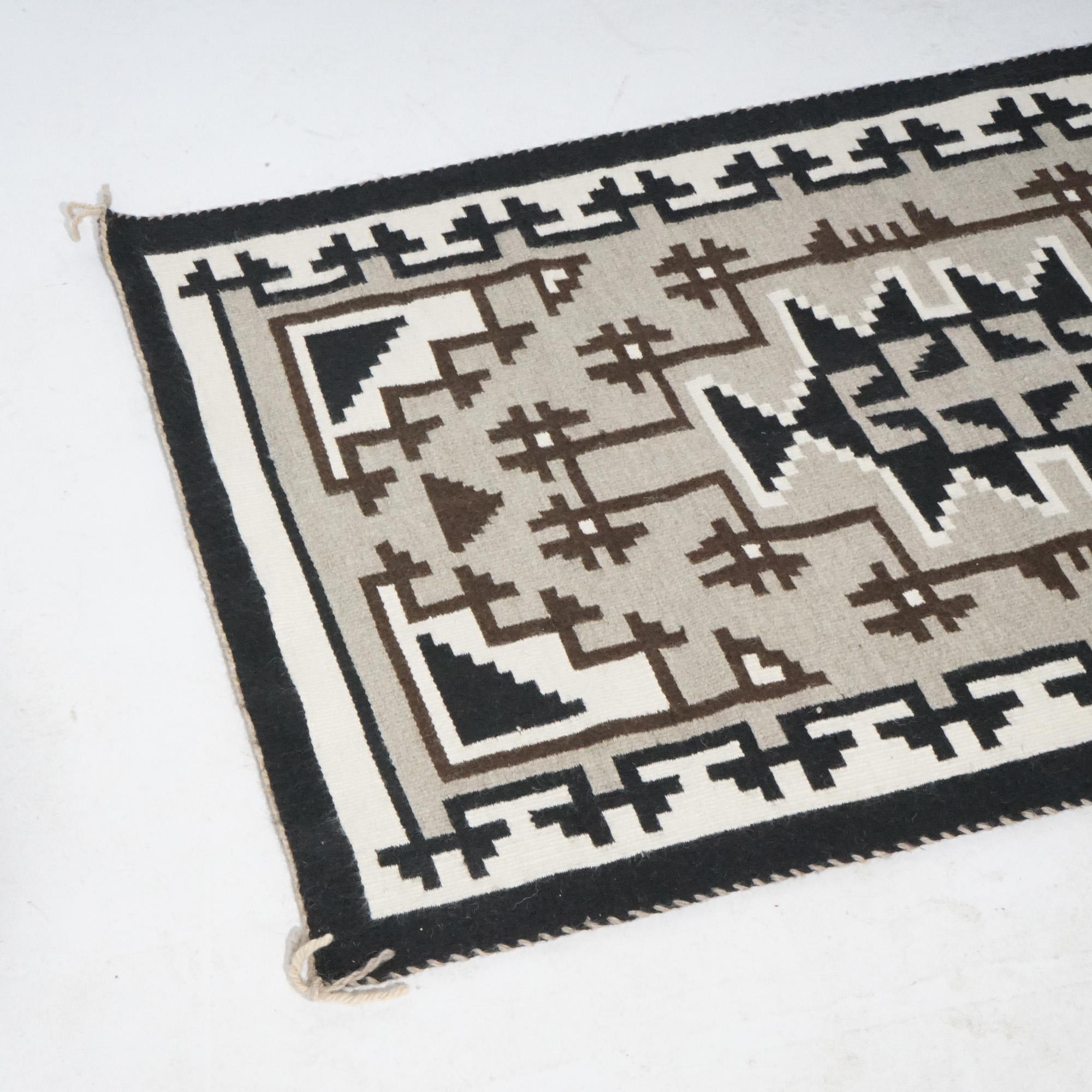 American Indian Southwestern Navajo Style Wool Rug, 20th Century For Sale 6