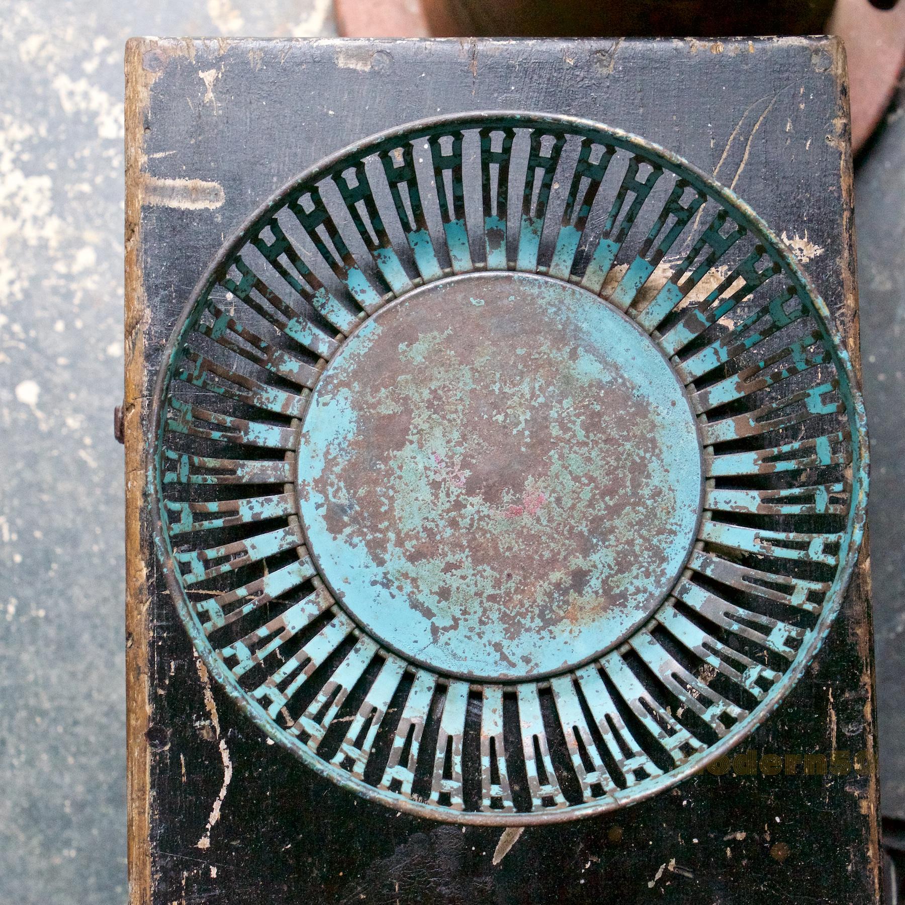 Industrial Metal Art Reticulado Toleware Cesta Tazón Pintado Pátina Granja Estadounidense en venta