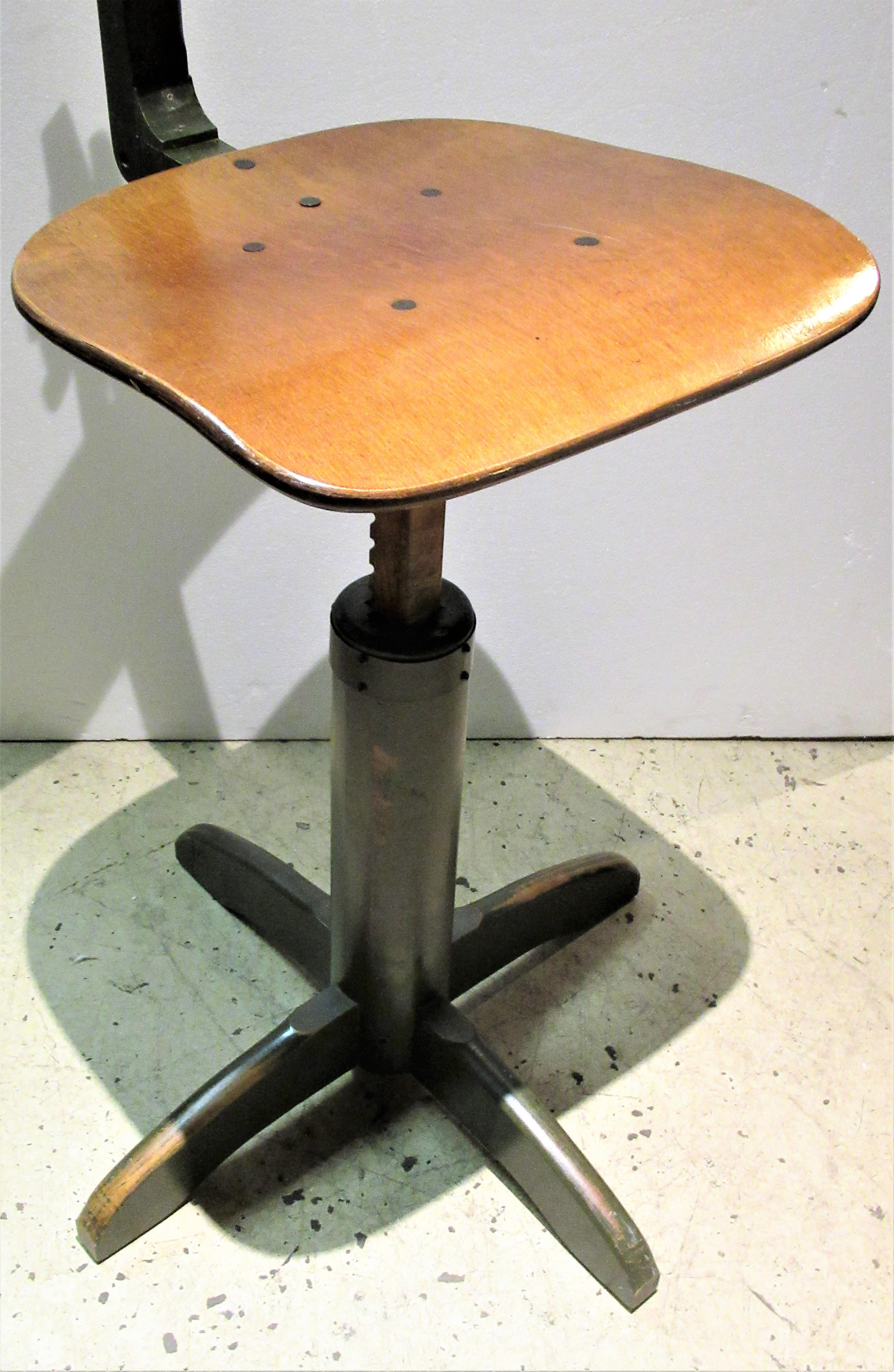 American Industrial Automatic Adjustable Stool circa 1930 - 1940 In Good Condition In Rochester, NY