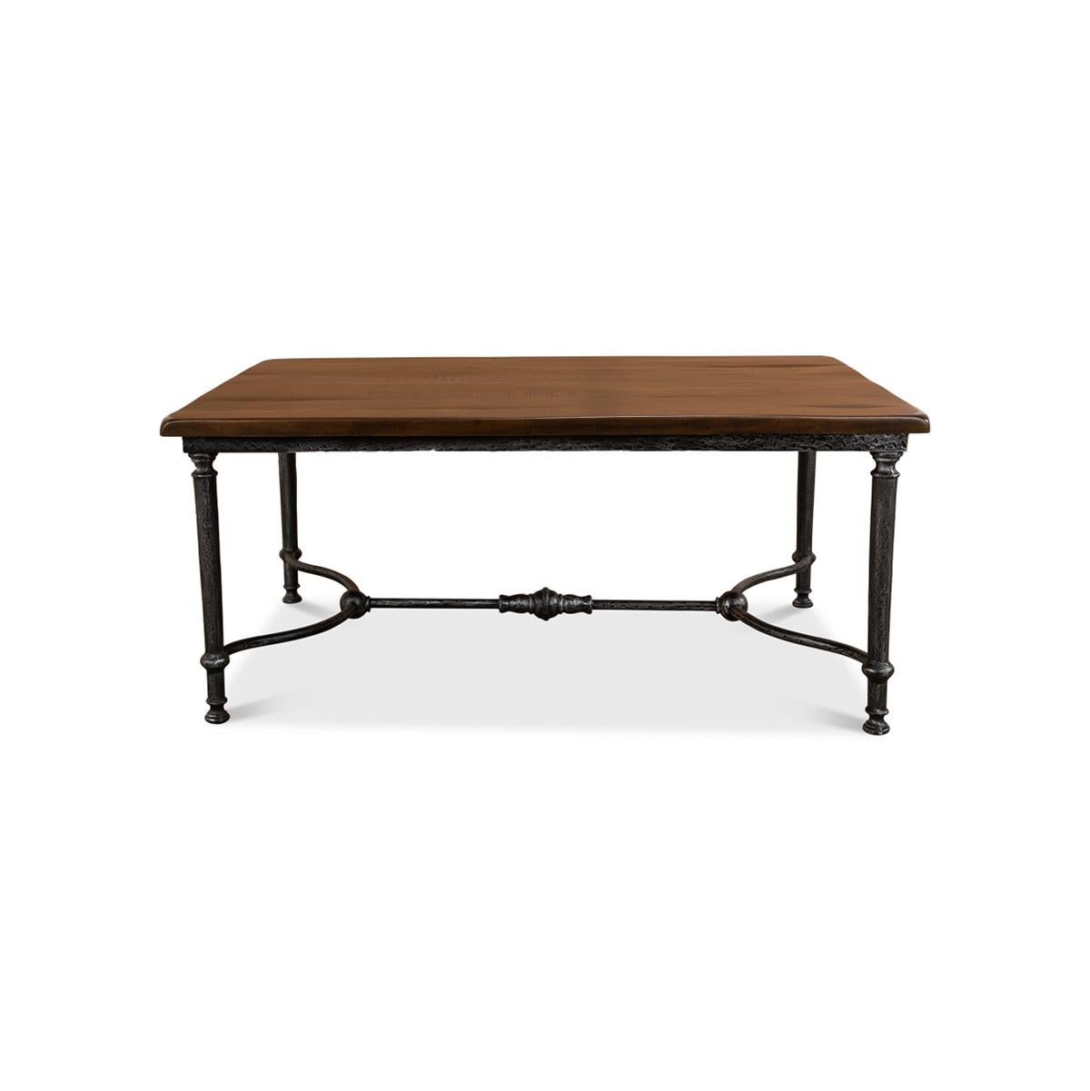 Dieser handgefertigte Tisch ist ideal für einen weniger formellen Lebensstil. Seine Platte besteht aus wiederverwerteten Holzbrettern, die mit einem schmiedeeisernen Fuß mit natürlicher Oberfläche verbunden sind. Mit seinen Maßen bietet dieses