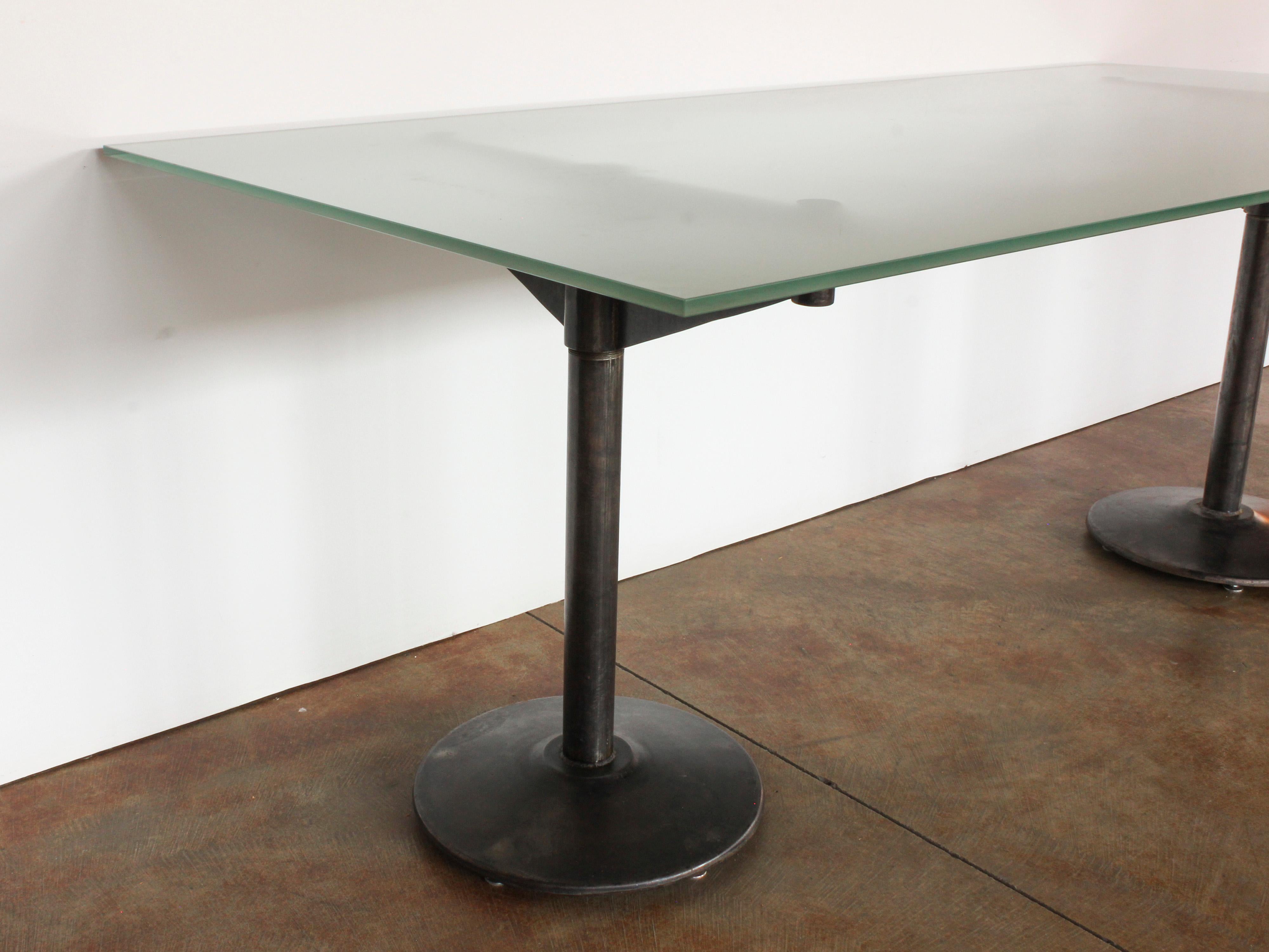 20e s. Table à piédestal en fer de style industriel américain avec plateau en verre dépoli en vente 4
