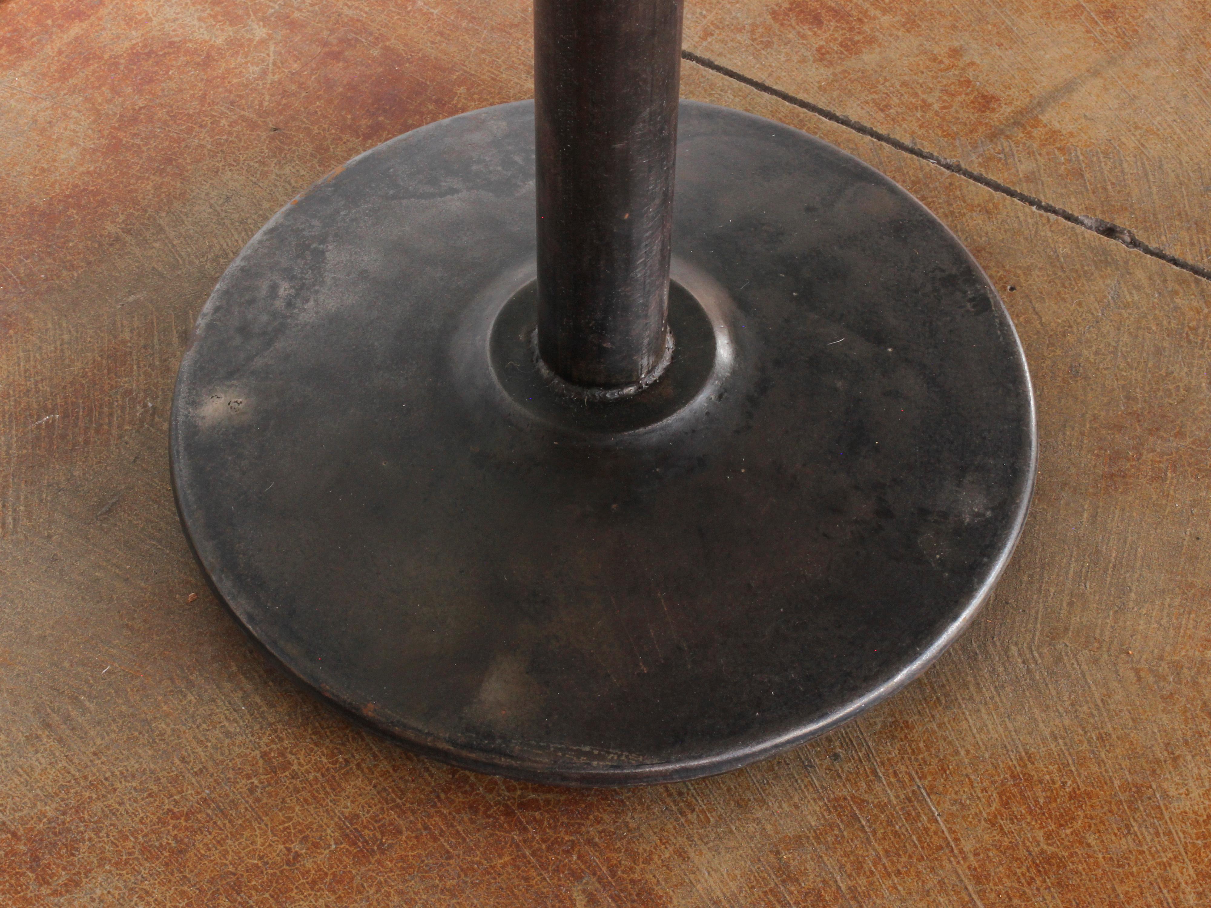 20e s. Table à piédestal en fer de style industriel américain avec plateau en verre dépoli en vente 5