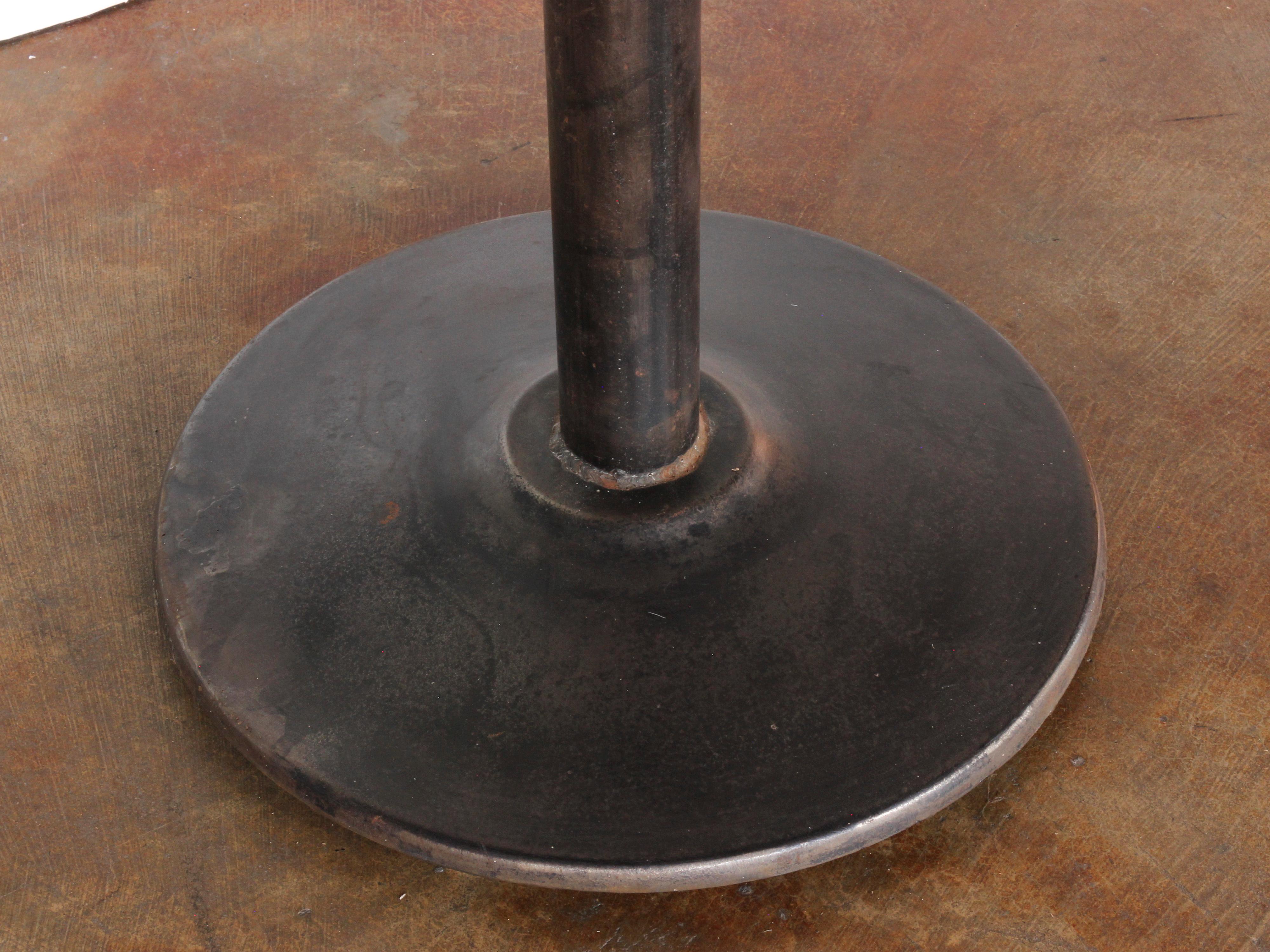 20e s. Table à piédestal en fer de style industriel américain avec plateau en verre dépoli en vente 6