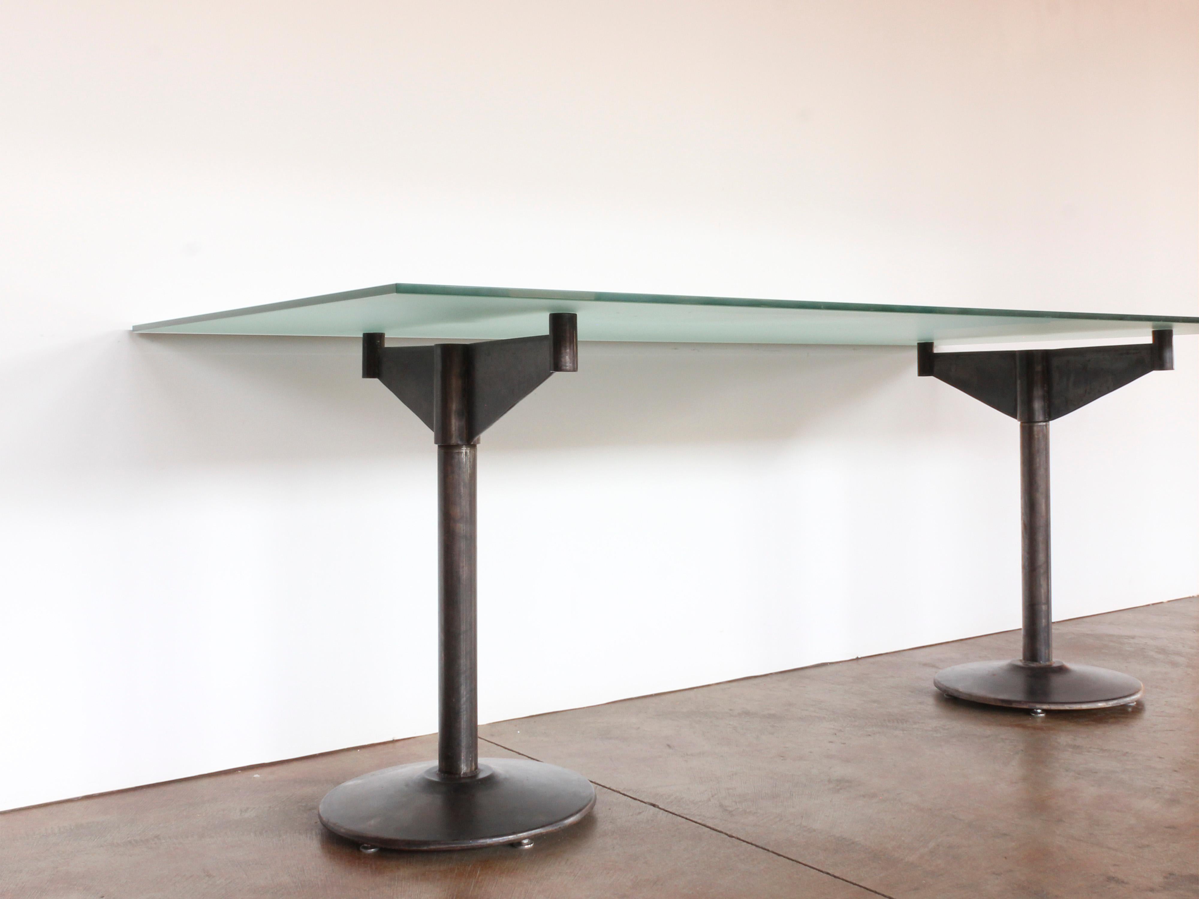 20e s. Table à piédestal en fer de style industriel américain avec plateau en verre dépoli en vente 7