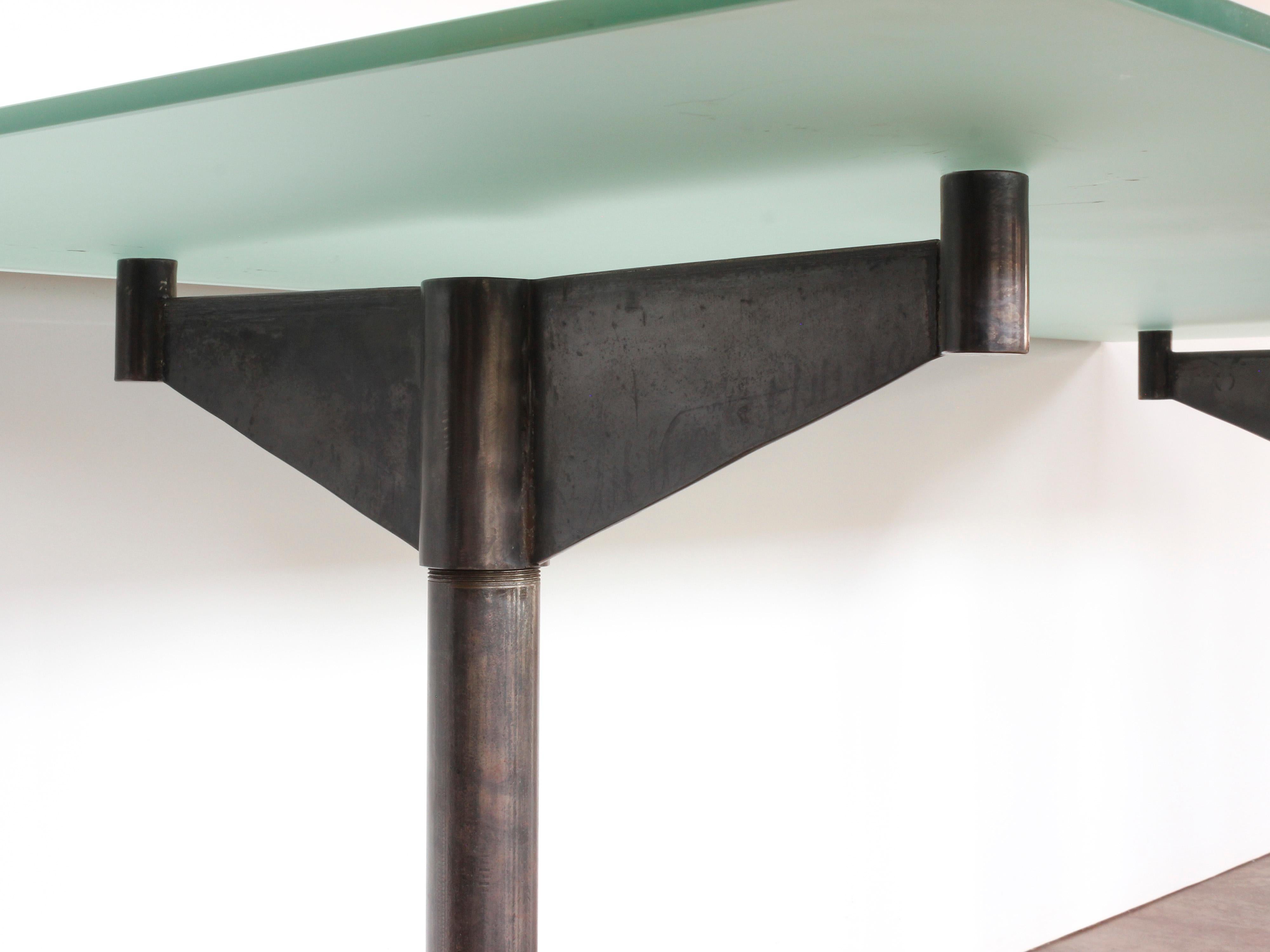 20e s. Table à piédestal en fer de style industriel américain avec plateau en verre dépoli en vente 8