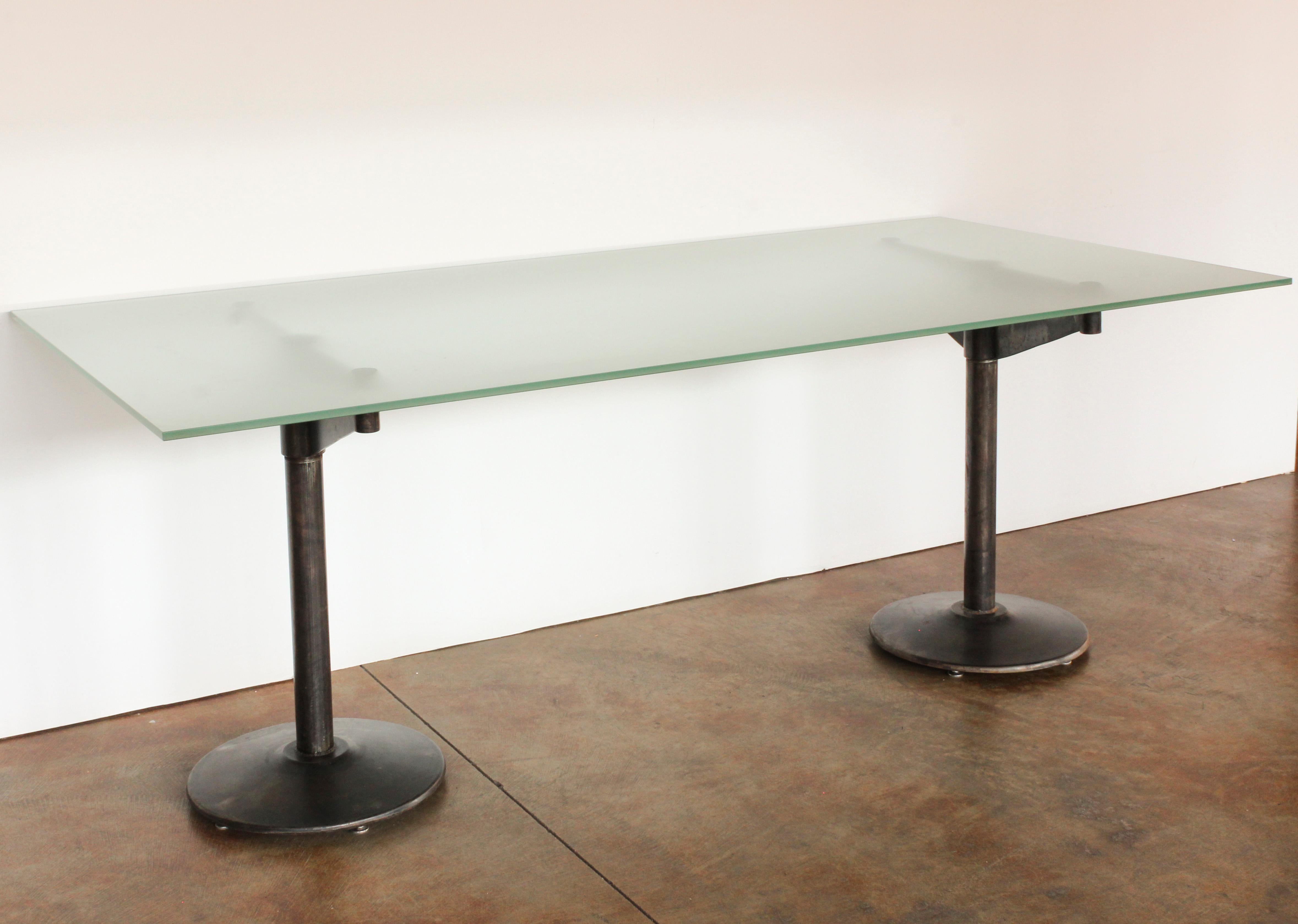 Industriel 20e s. Table à piédestal en fer de style industriel américain avec plateau en verre dépoli en vente
