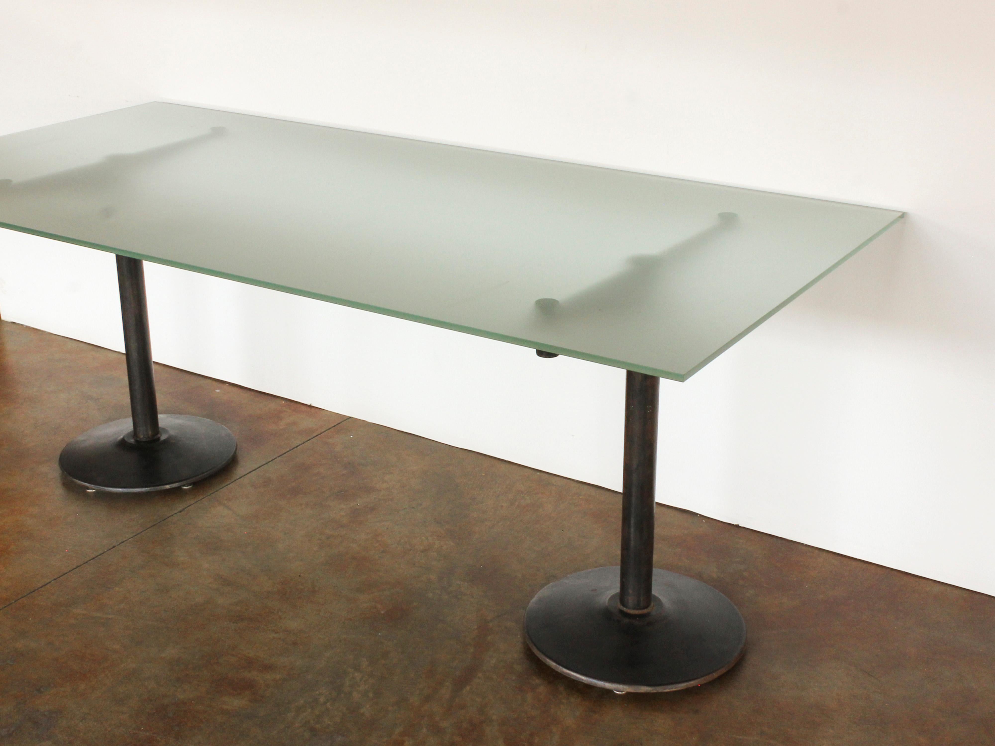 20e s. Table à piédestal en fer de style industriel américain avec plateau en verre dépoli Bon état - En vente à Chicago, IL