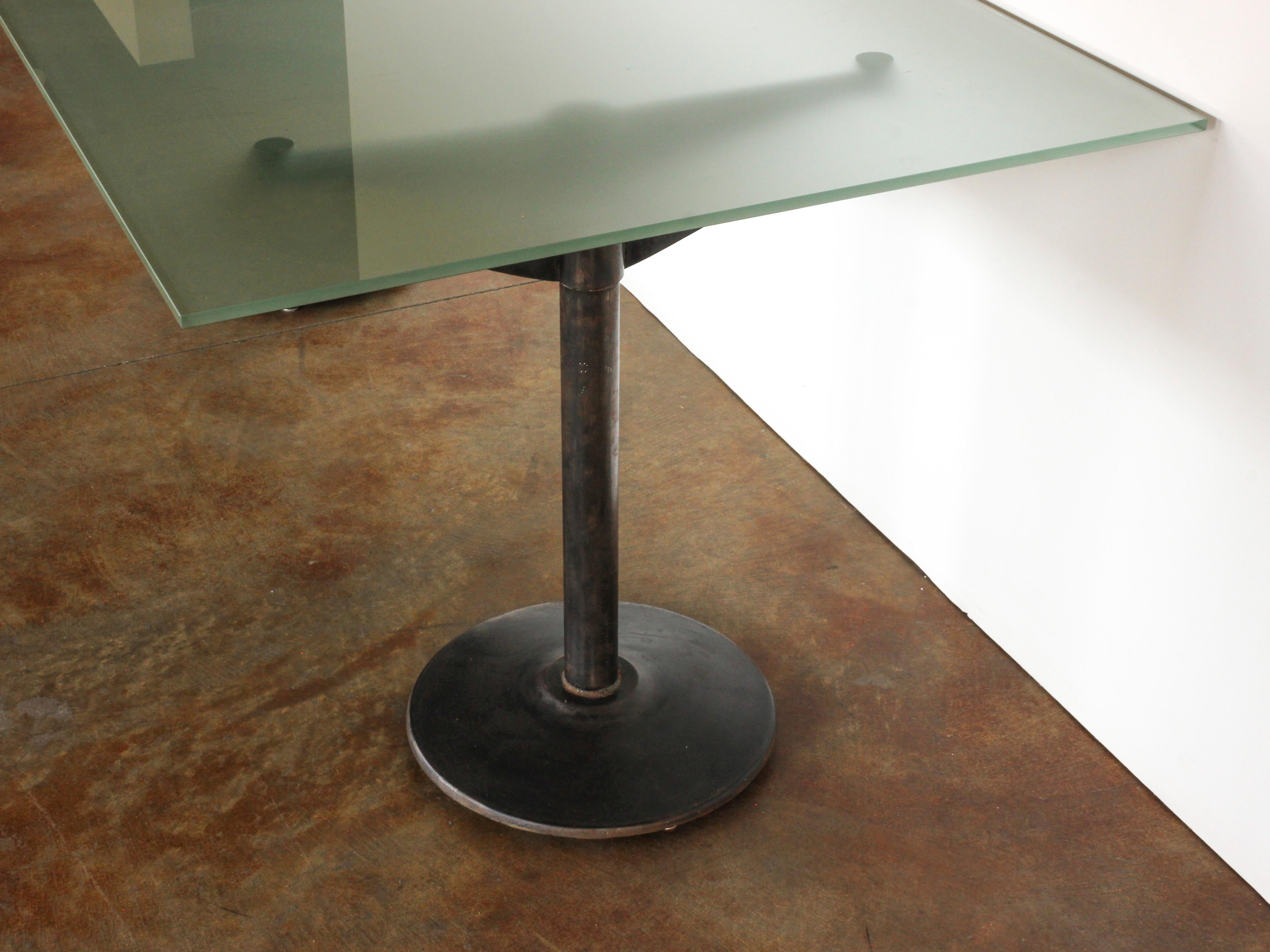 20ième siècle 20e s. Table à piédestal en fer de style industriel américain avec plateau en verre dépoli en vente