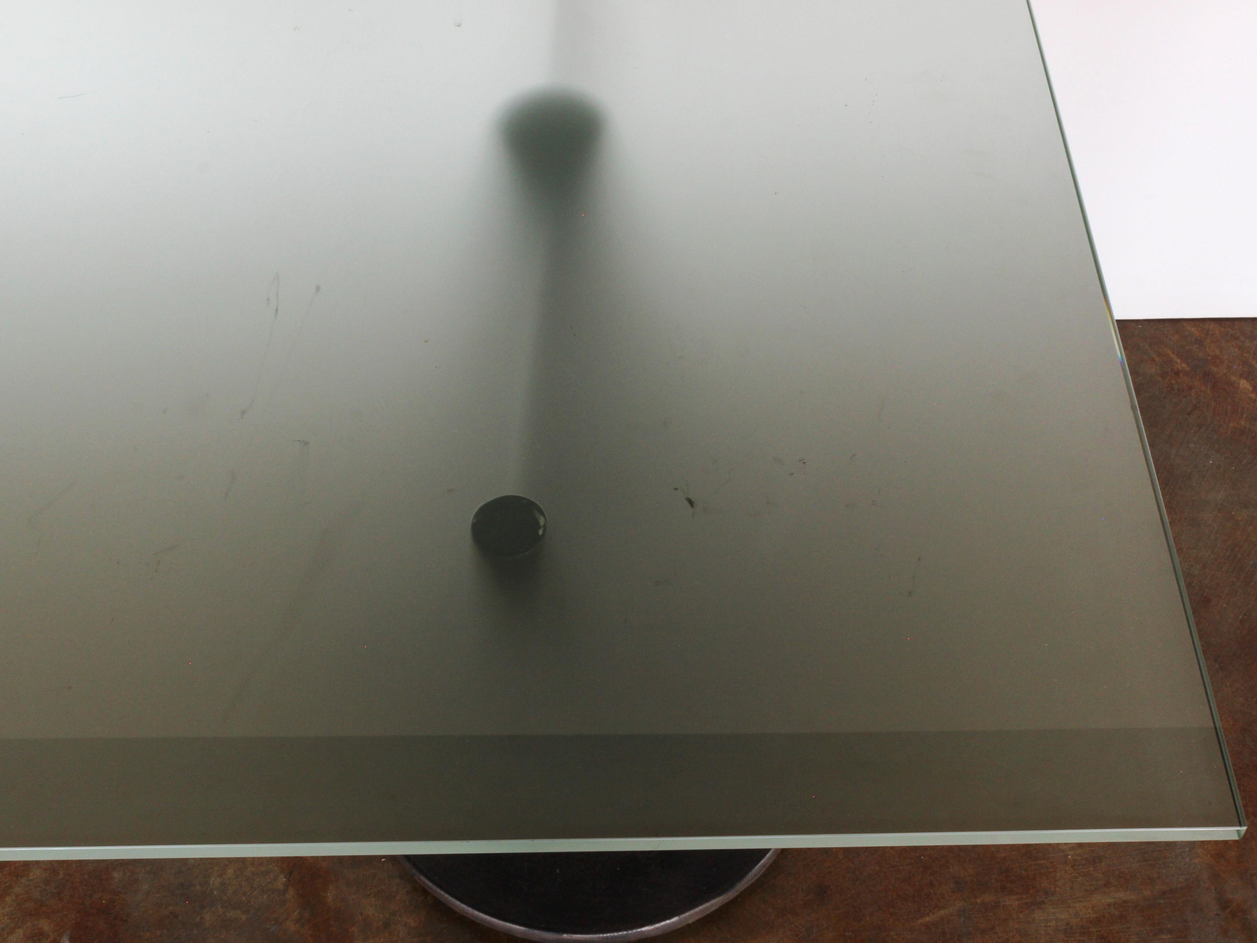 Verre 20e s. Table à piédestal en fer de style industriel américain avec plateau en verre dépoli en vente