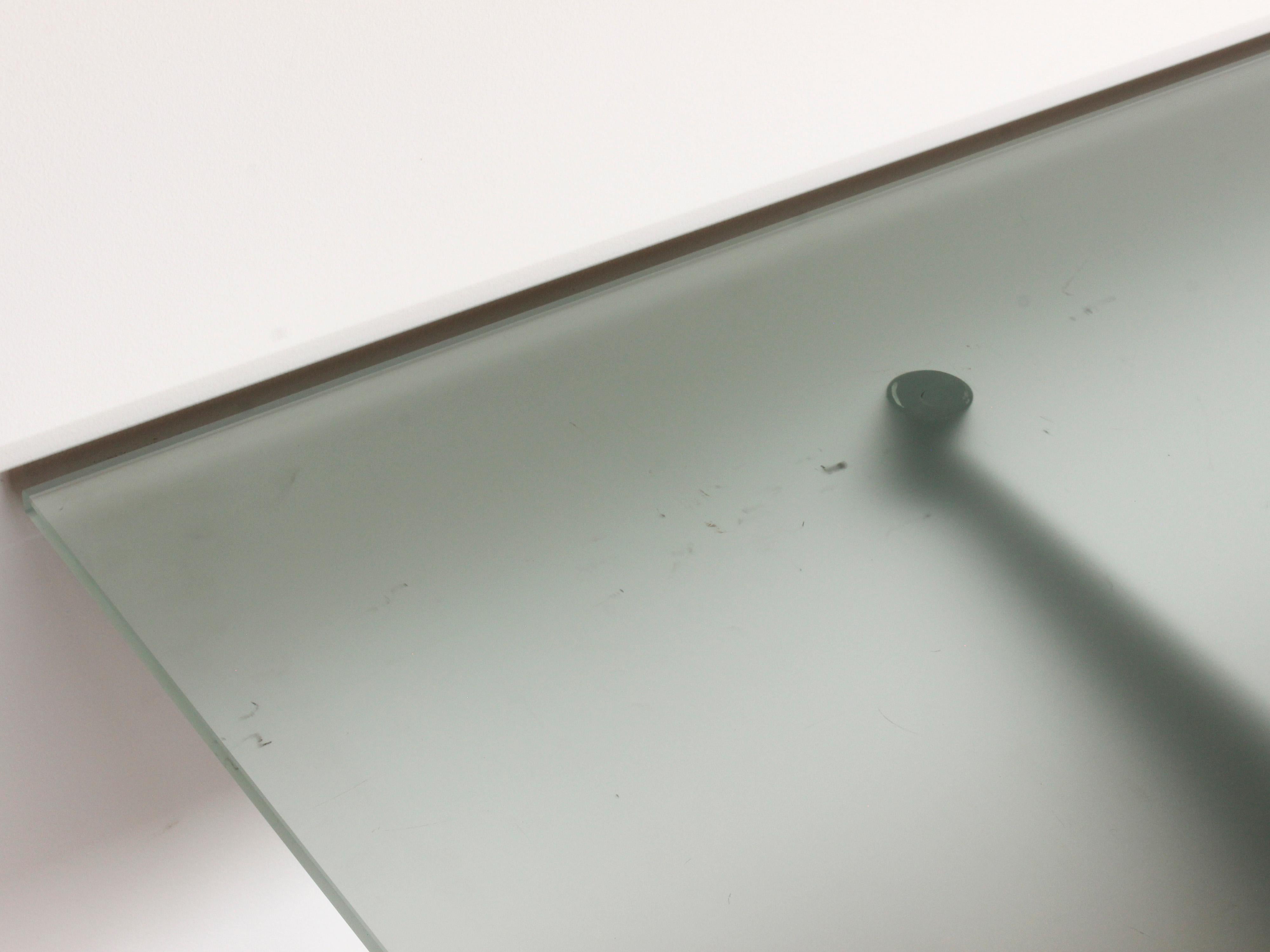 20e s. Table à piédestal en fer de style industriel américain avec plateau en verre dépoli en vente 2