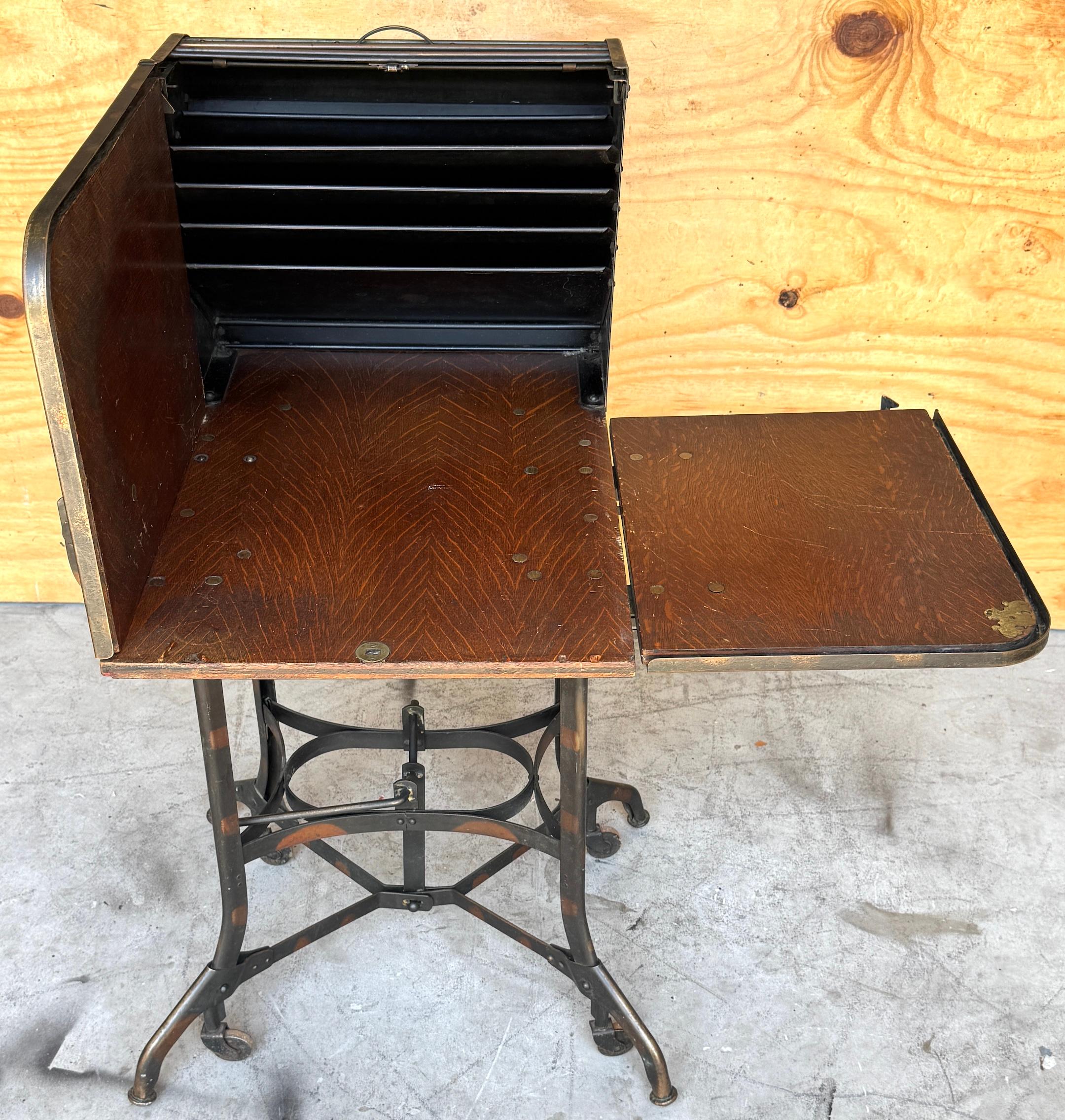 Bureau/table/bar industriel américain à plateau roulant de Toledo, finition japonaise en vente 3