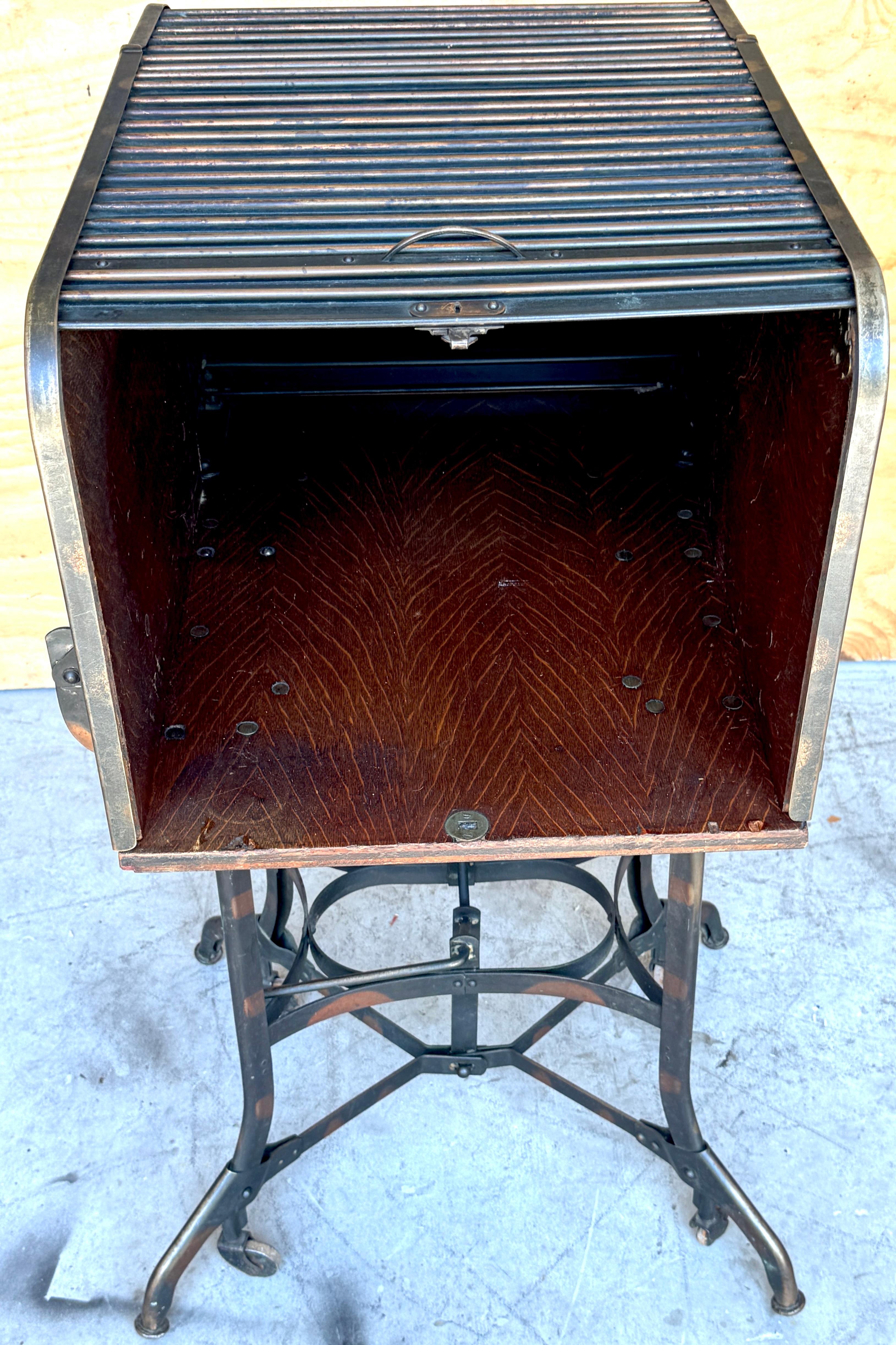 Bureau/table/bar industriel américain à plateau roulant de Toledo, finition japonaise en vente 5