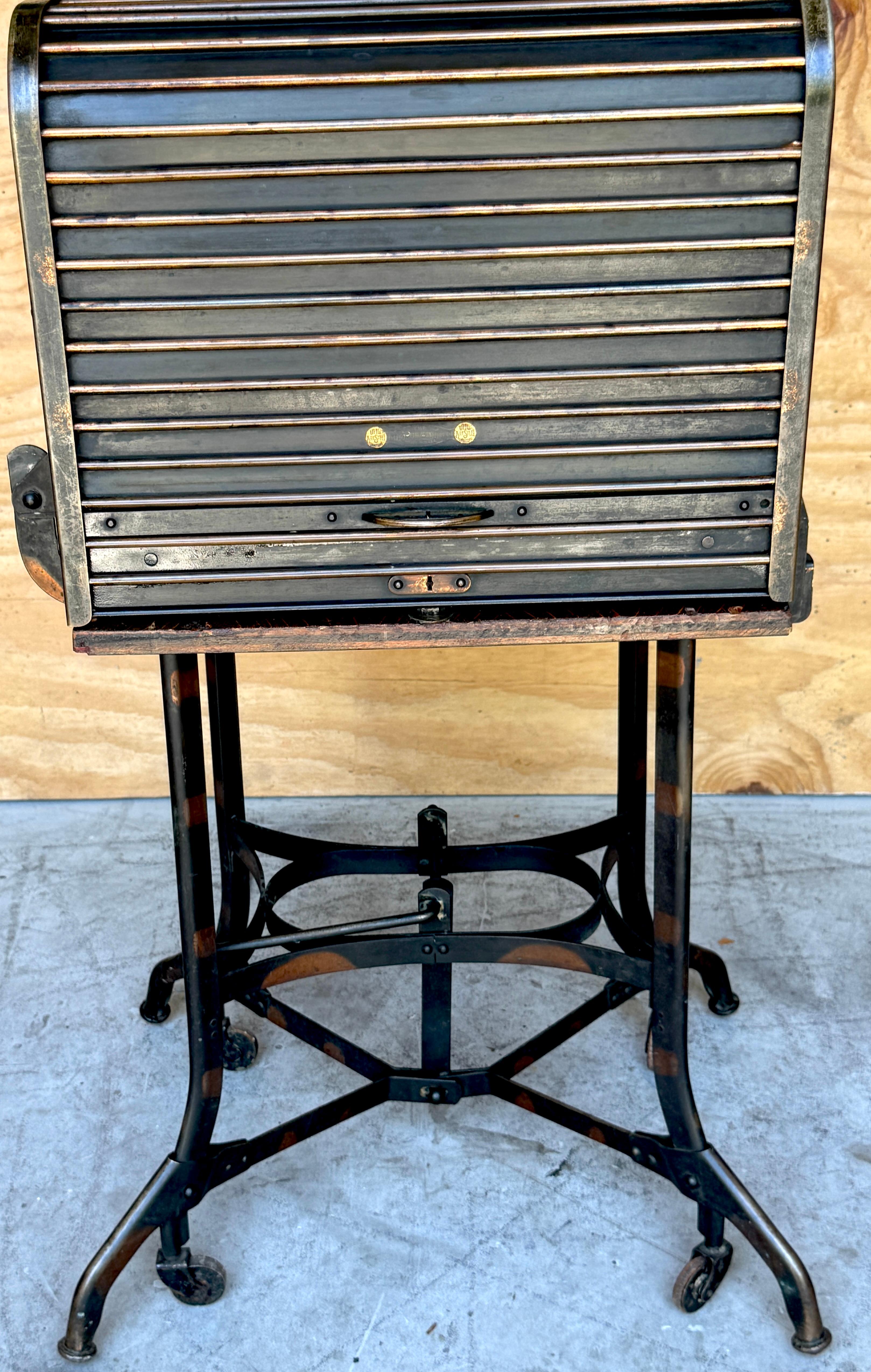Bureau/table/bar industriel américain à plateau roulant de Toledo, finition japonaise en vente 6