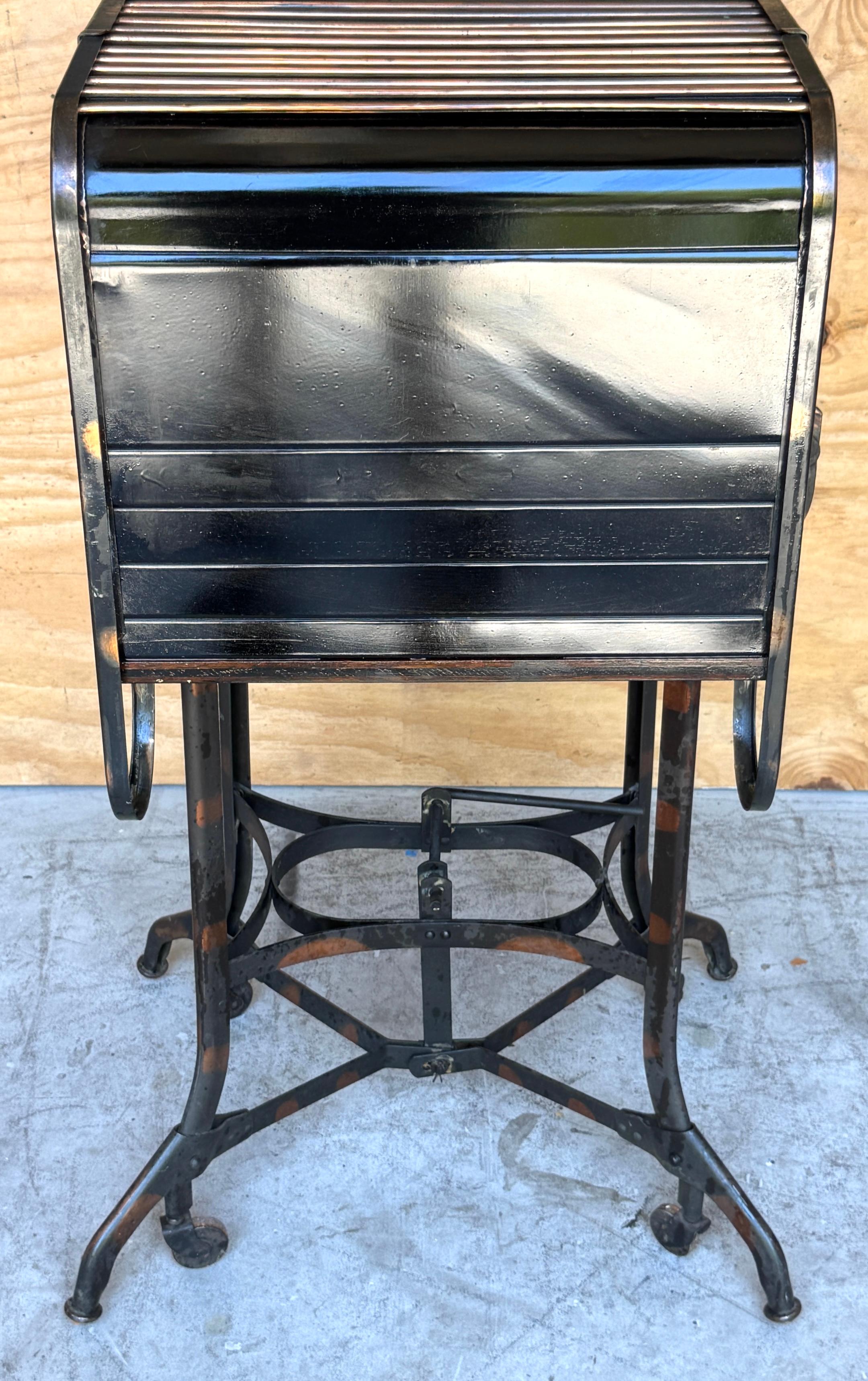 Bureau/table/bar industriel américain à plateau roulant de Toledo, finition japonaise en vente 7