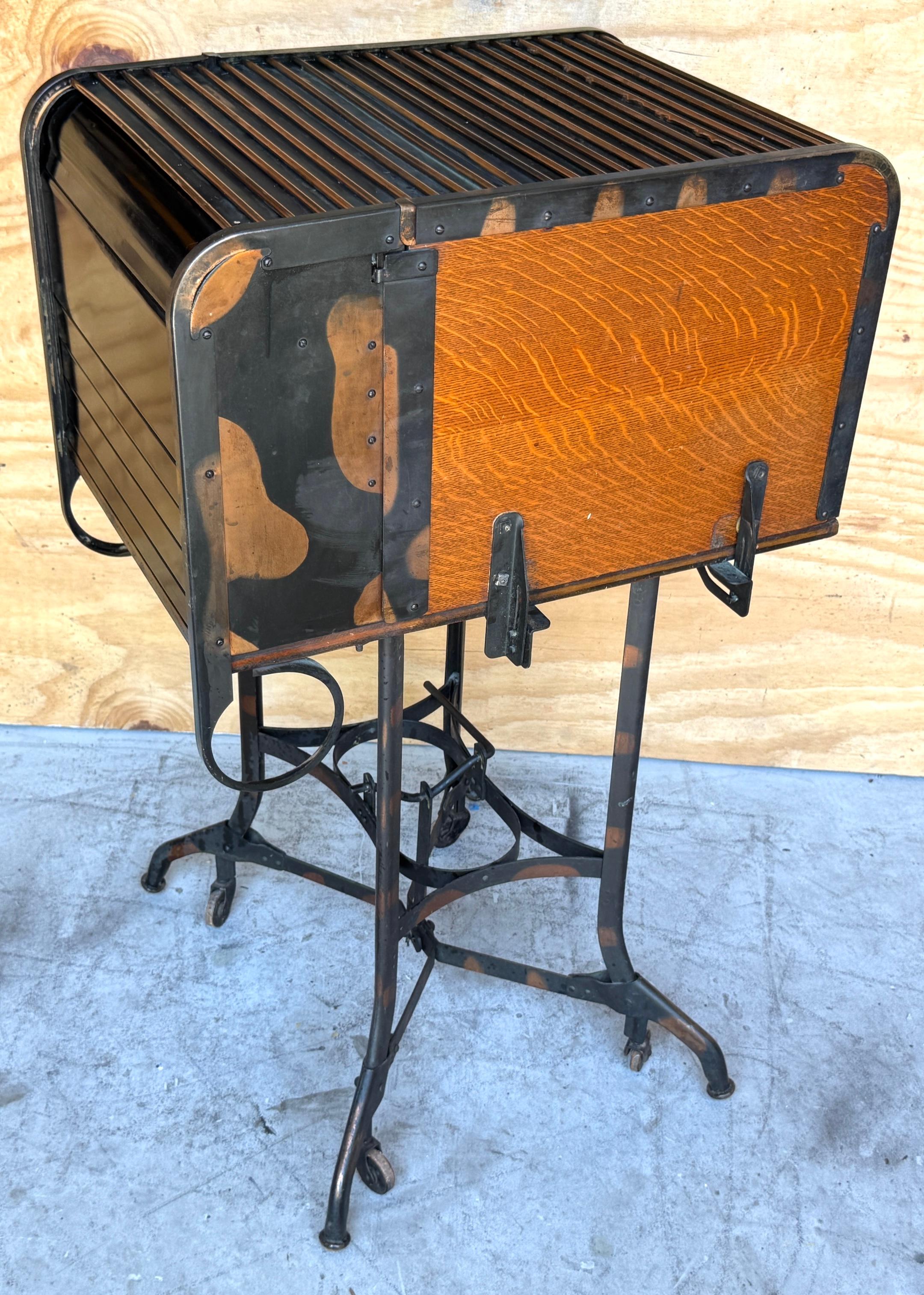 Bureau/table/bar industriel américain à plateau roulant de Toledo, finition japonaise en vente 8