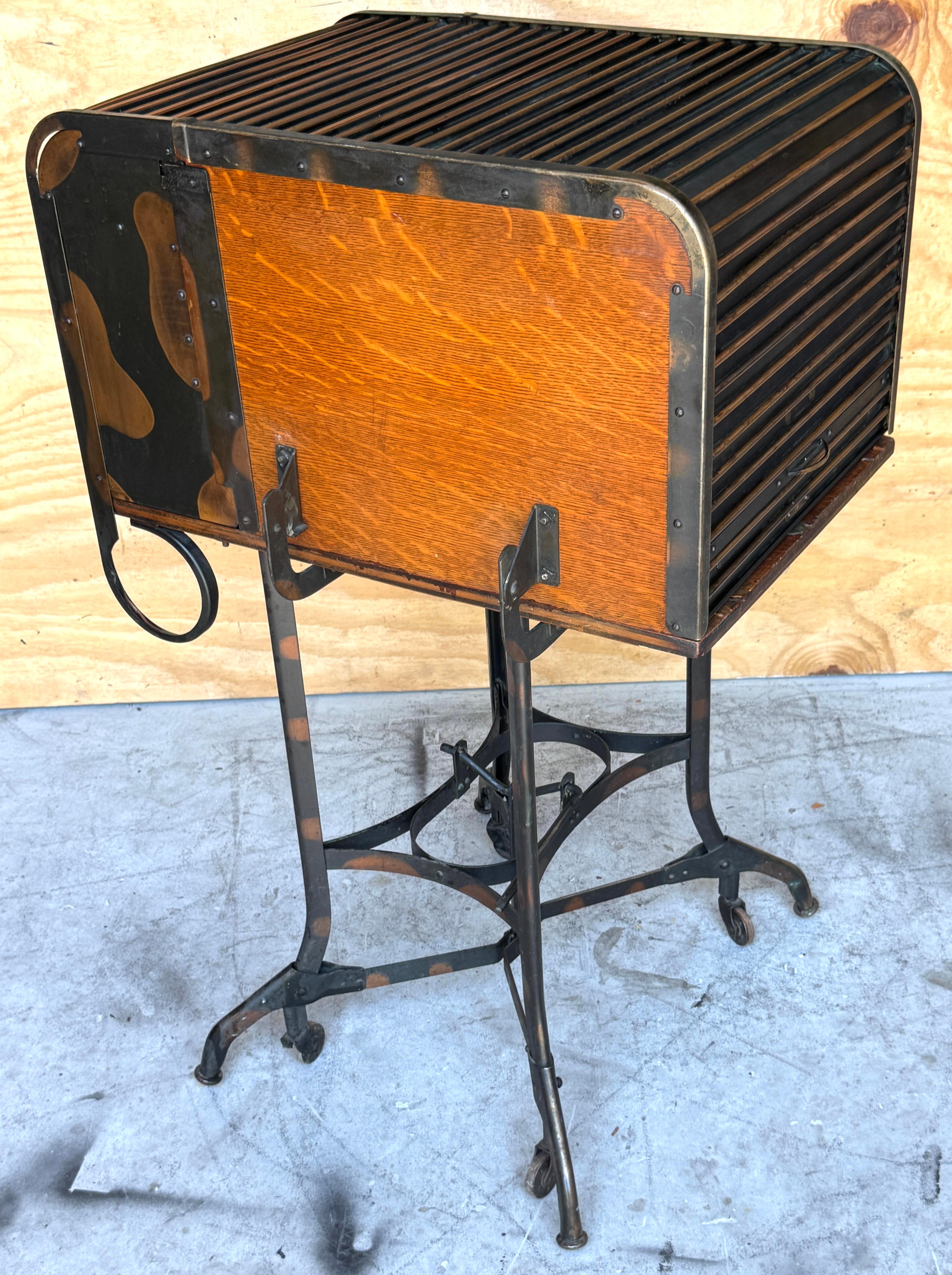 Bureau ou table industrielle américaine à plateau roulant par Toledo, finition japonaise, vers 1920

Rare et sculpturale table ou bureau industriel à plateau roulant du début du 20e siècle de la Toledo Metal Furniture Company, dotée d'un cadre en