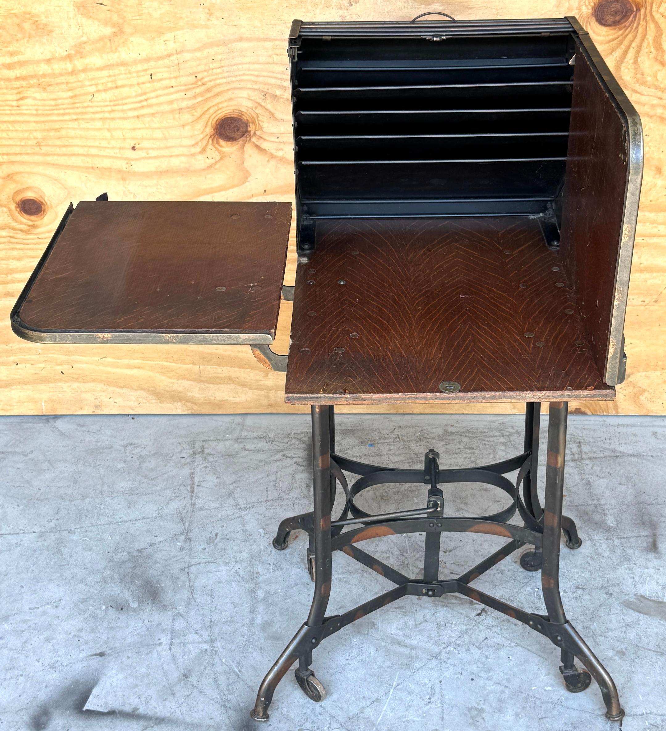 Américain Bureau/table/bar industriel américain à plateau roulant de Toledo, finition japonaise en vente