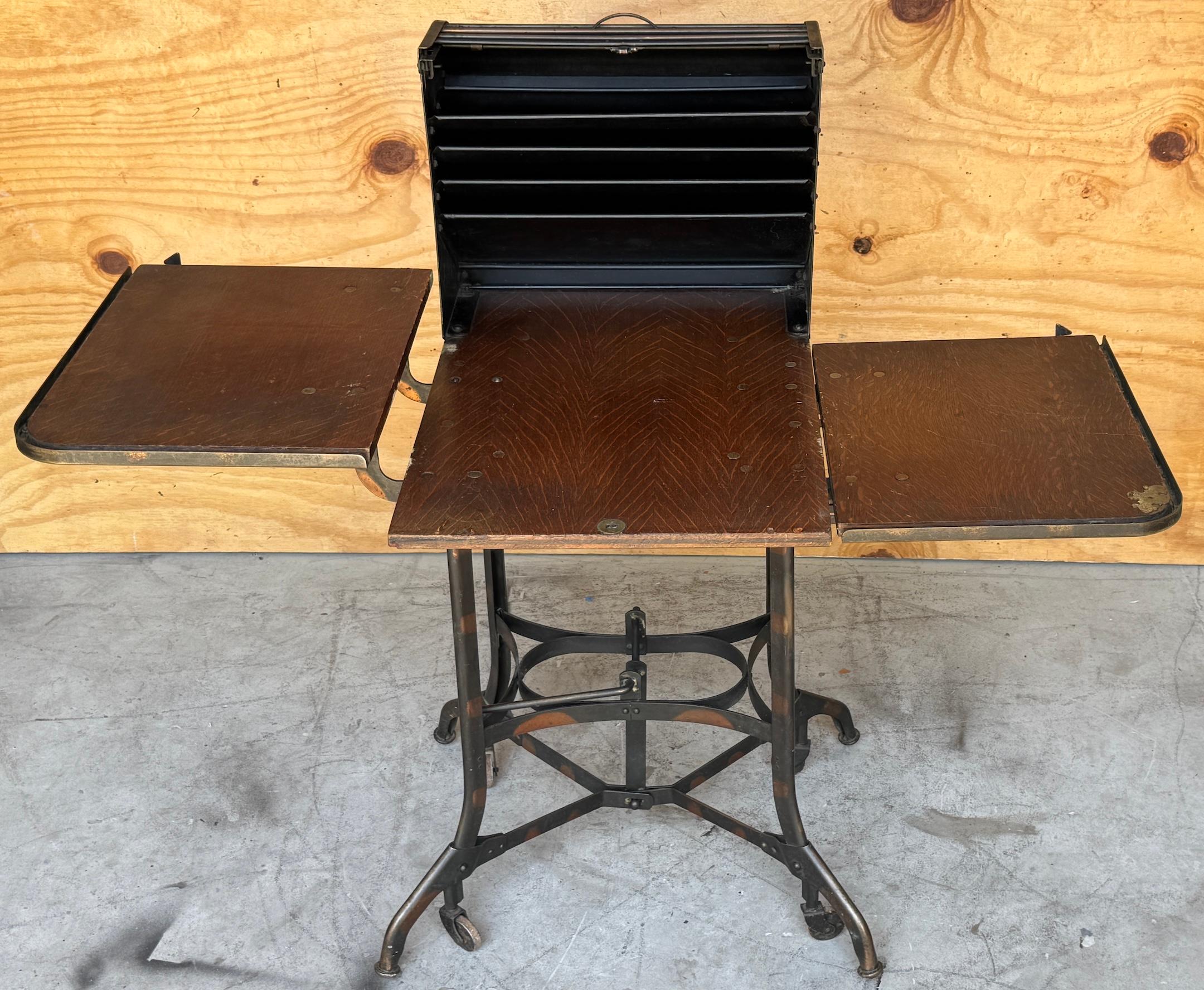 Émaillé Bureau/table/bar industriel américain à plateau roulant de Toledo, finition japonaise en vente
