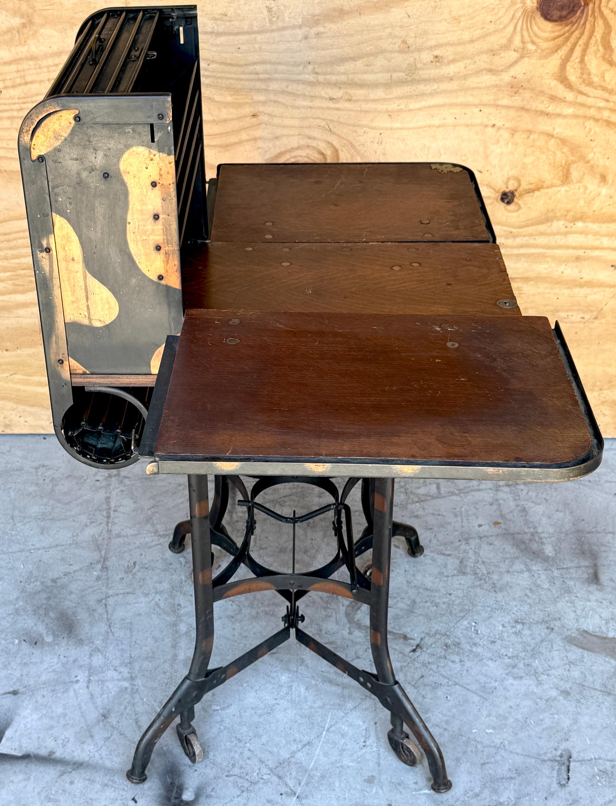 Bureau/table/bar industriel américain à plateau roulant de Toledo, finition japonaise Bon état - En vente à West Palm Beach, FL
