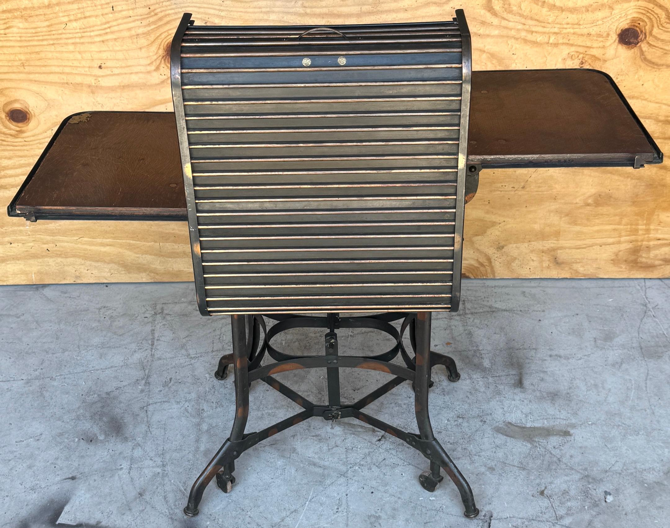 20ième siècle Bureau/table/bar industriel américain à plateau roulant de Toledo, finition japonaise en vente