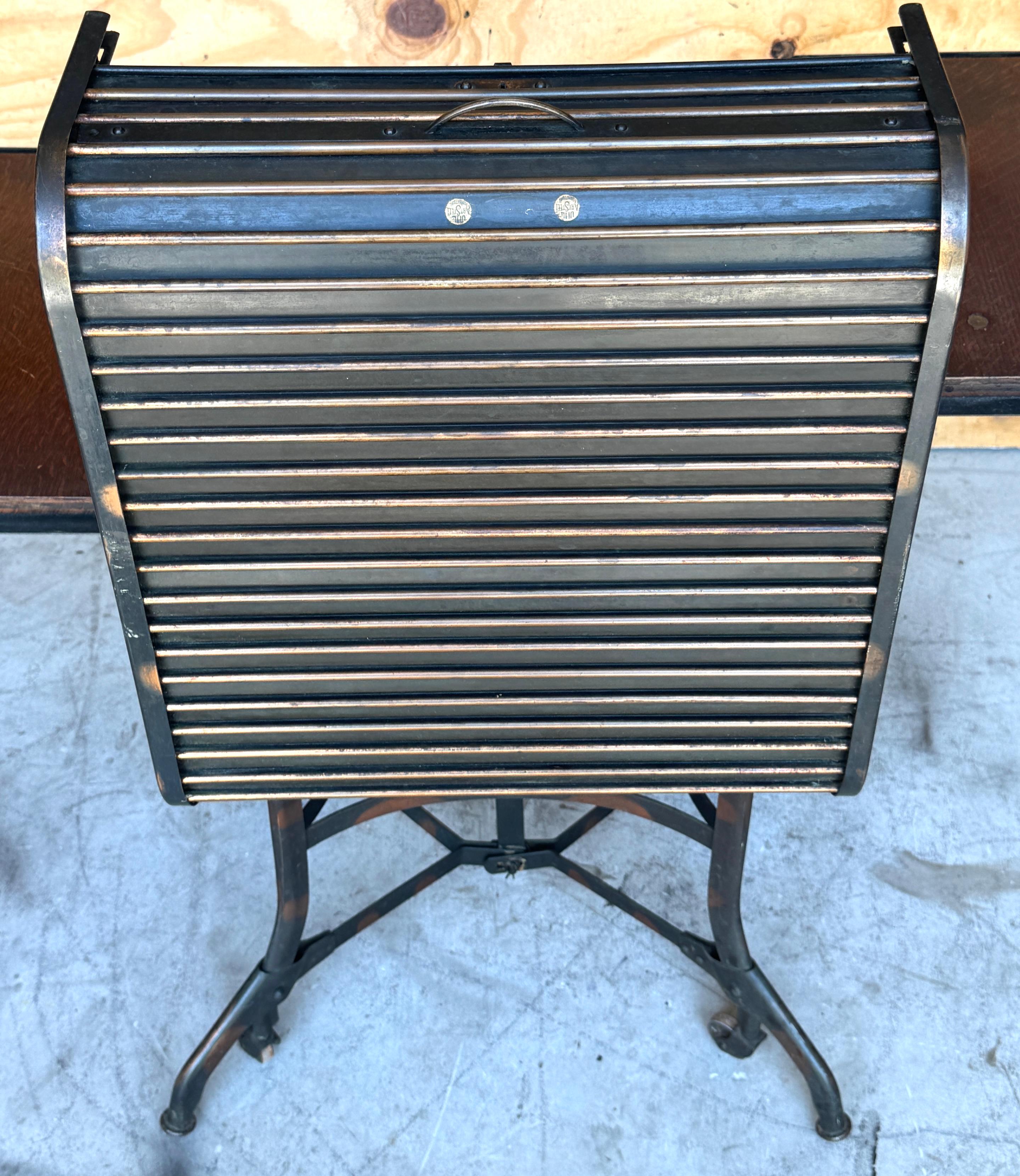 Métal Bureau/table/bar industriel américain à plateau roulant de Toledo, finition japonaise en vente