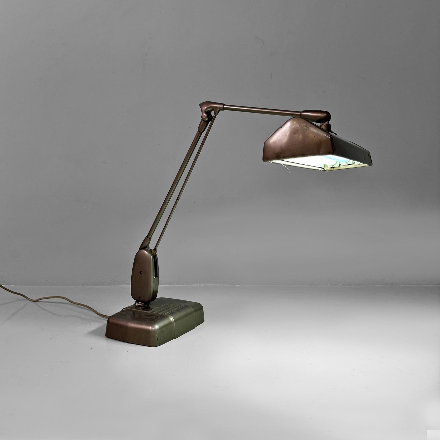 Lámpara de sobremesa industrial americana de Dazor floating fixtures, años 50
Lámpara industrial flotante de sobremesa o de escritorio, que forma parte de la categoría de las 