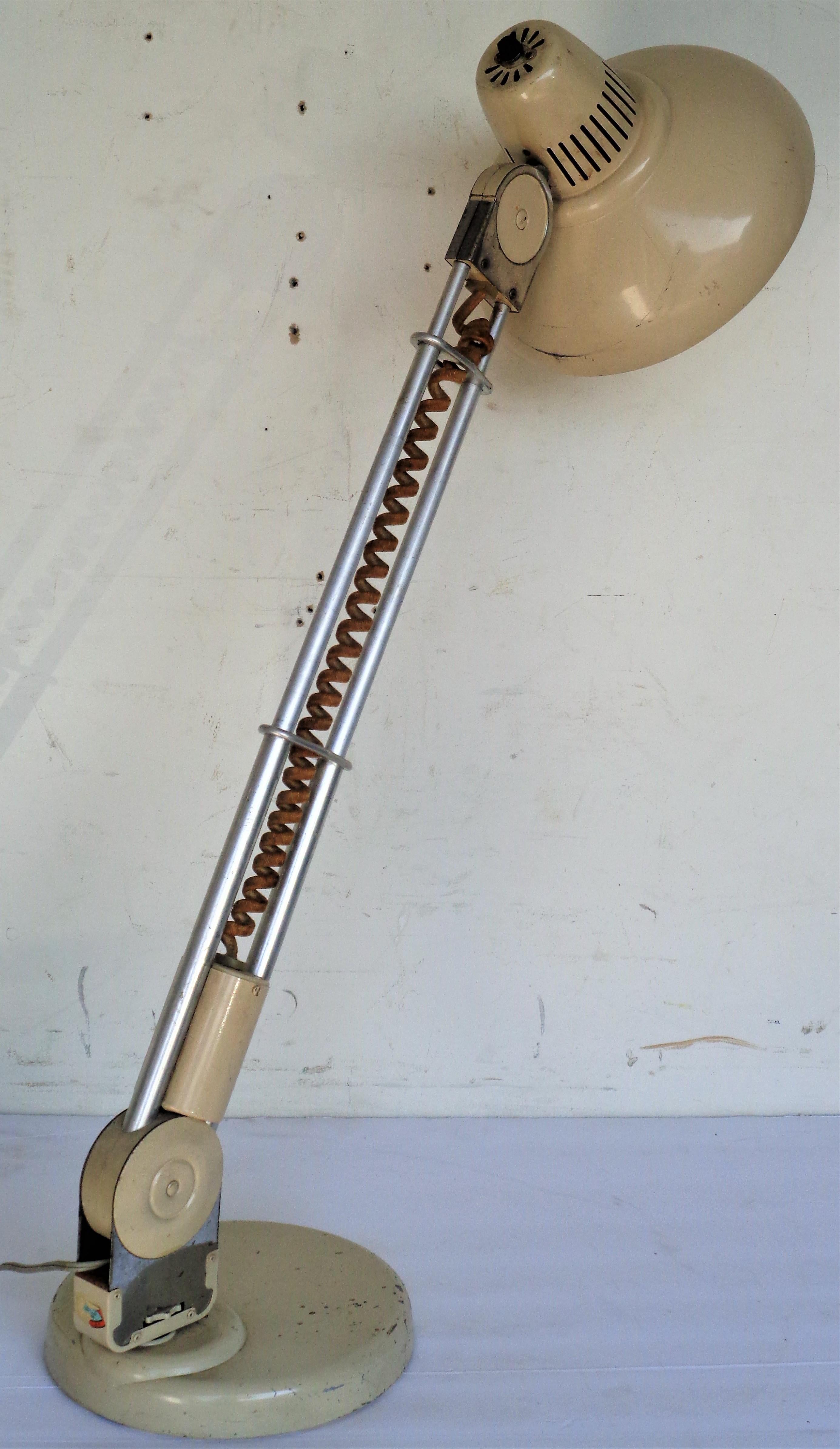 Amerikanische Industrie- Teleskop- Drehlampe aus amerikanischem Holz, um 1950 7
