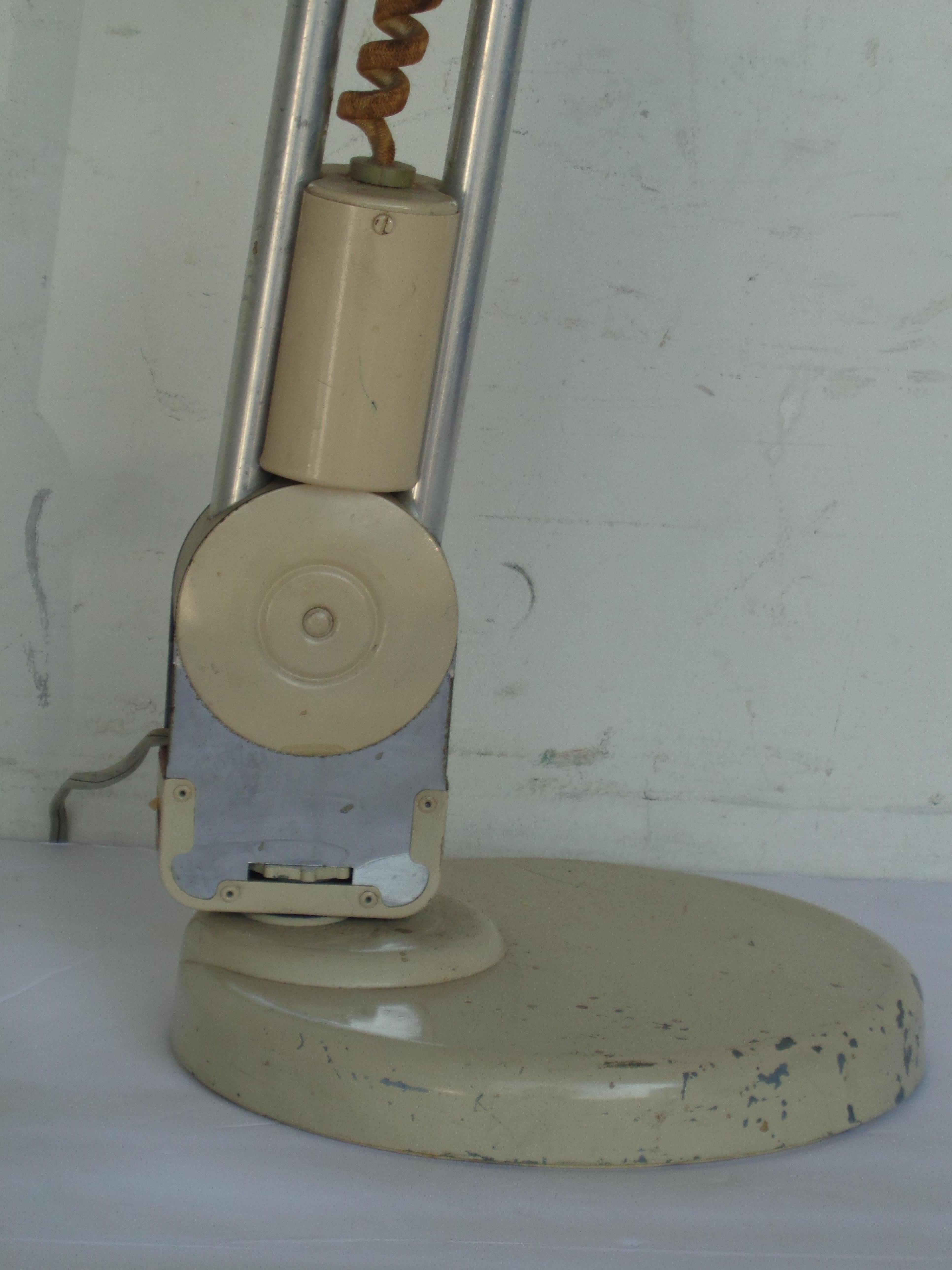Amerikanische Industrie- Teleskop- Drehlampe aus amerikanischem Holz, um 1950 im Zustand „Gut“ in Rochester, NY