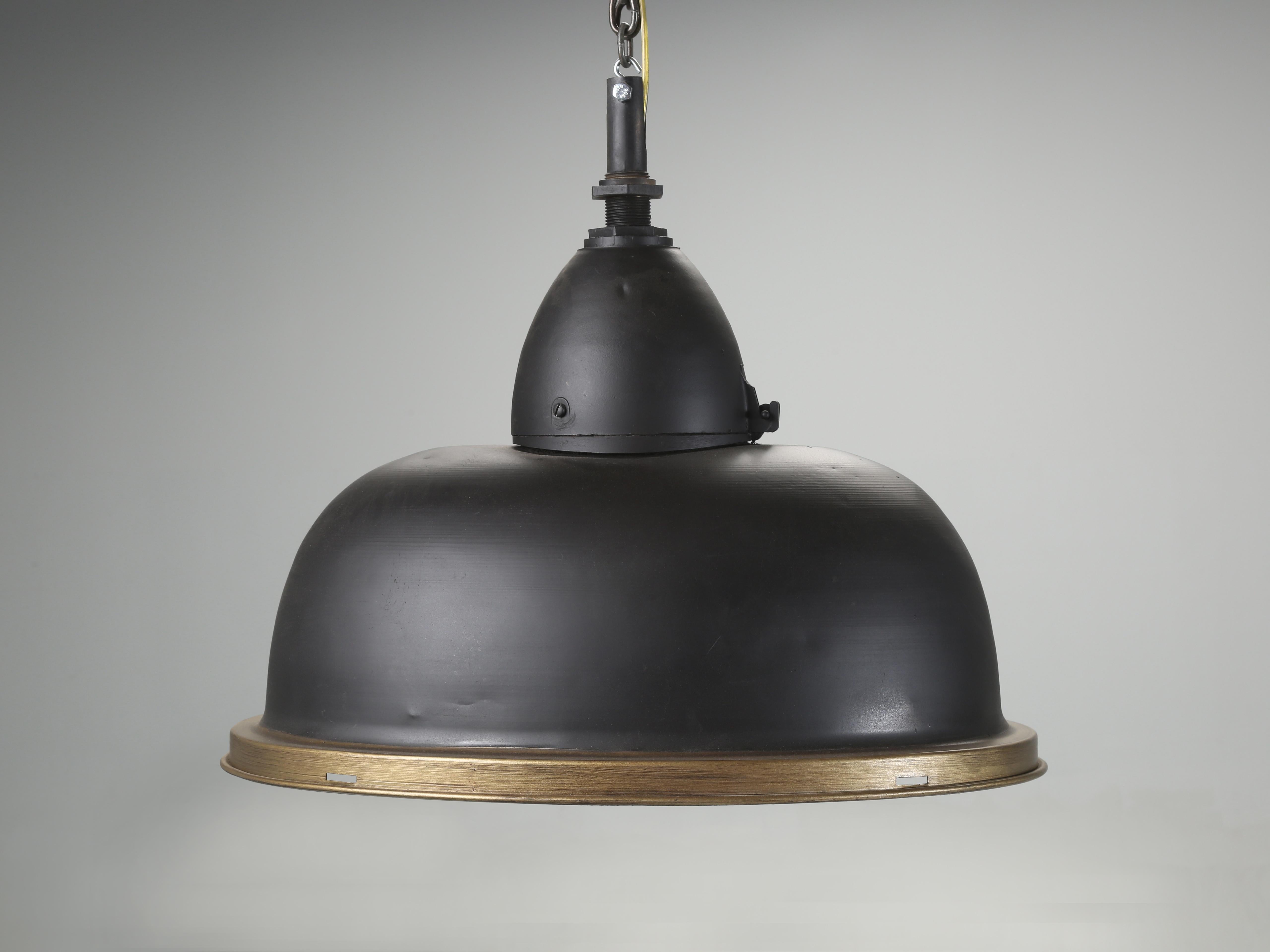 Paire de lampes suspendues de forme ovale très inhabituelle, de style vintage industriel américain. Comme ils ont probablement été utilisés dans une usine, ils présentent de nombreuses imperfections de surface et de petites dépressions légères. La