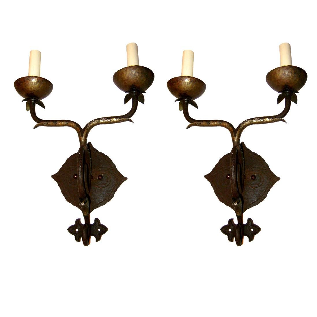 Pareja de apliques de dos brazos de la artesanía americana de hierro martillado de 1930.

Medidas:
Altura: 8,5
Profundidad: 4,5
Anchura/longitud: 10