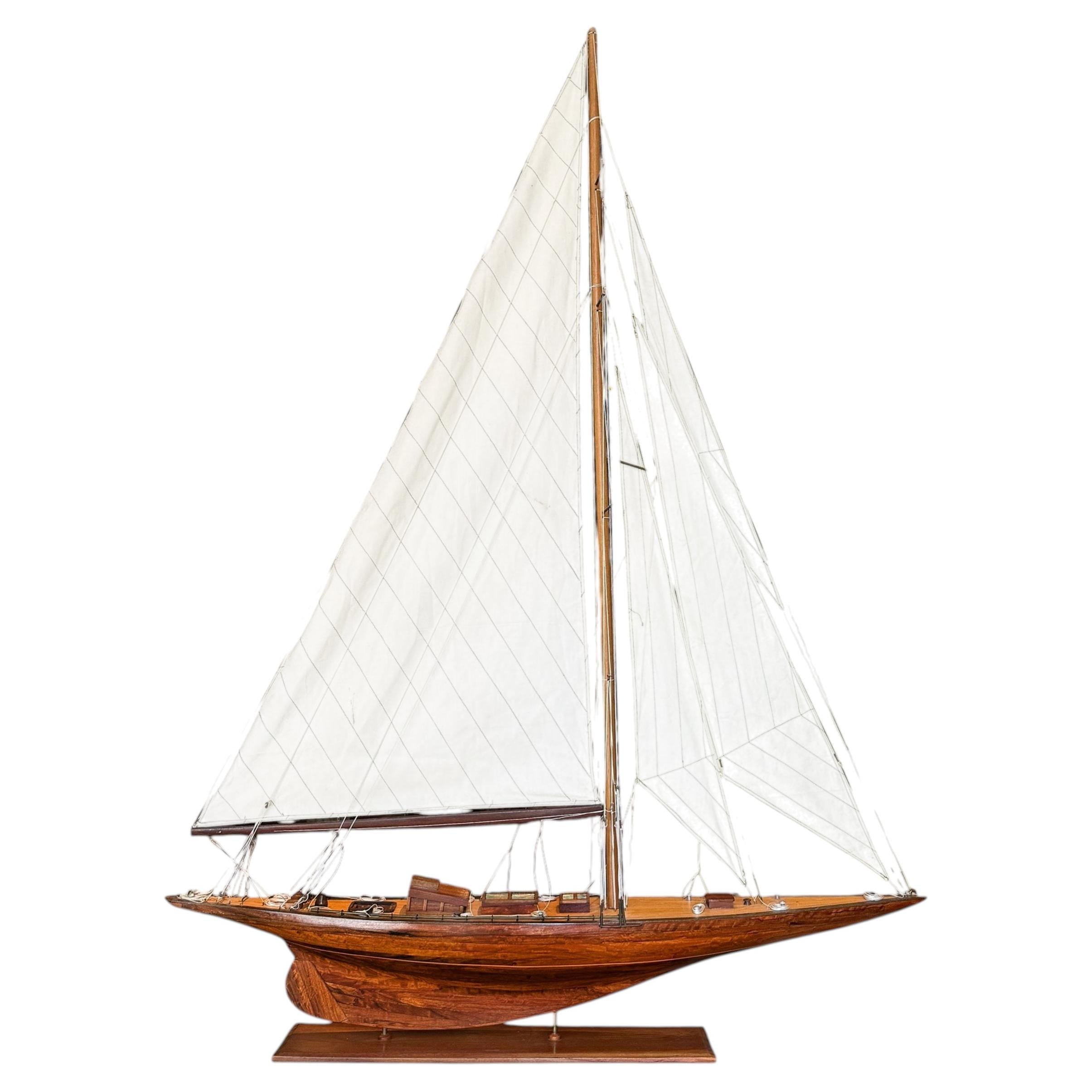 Maquette d'un sloop de course américain de classe J en vente