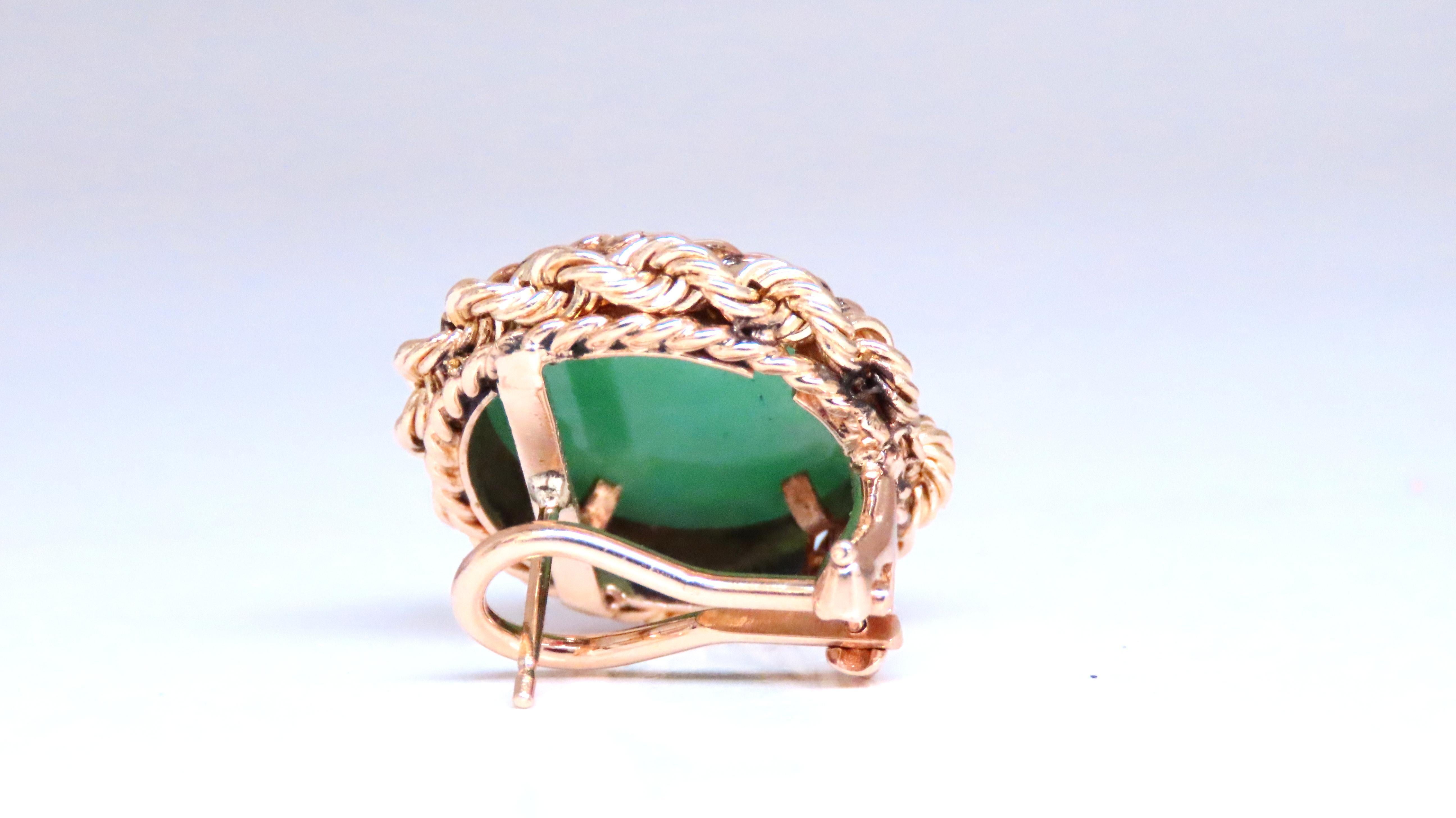 pendiente v de jade de 12 mm
Oro amarillo de 14 quilates 13,1 geams 
14 mm de ancho 
clip omega