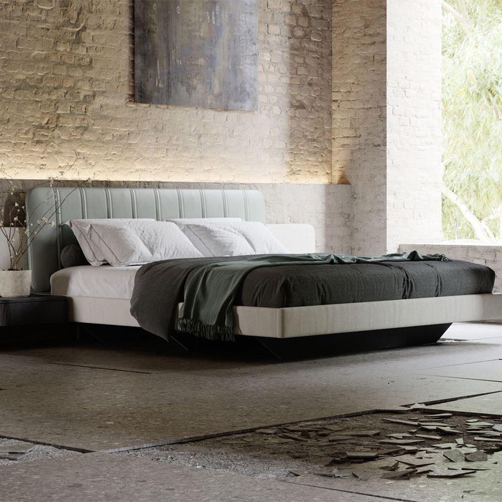 Zeitgenössisches Bett in Königsgröße mit schwebenden Nachttischen (Handgefertigt) im Angebot