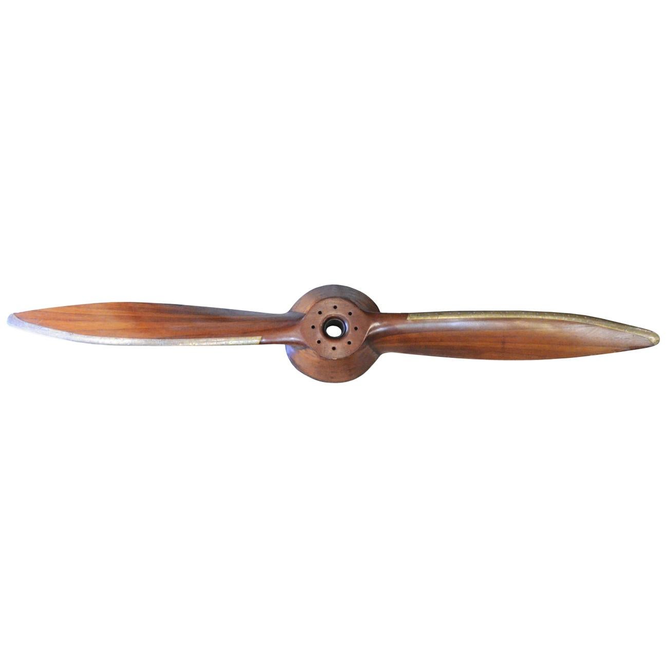 Propeller of lamellar mahogany with eight-hole hub produced by Hamilton Aereo Display Milwaukee in October 1929, brass reinforcement on the sides and tips.
The following inscriptions can be read on the wood:
D 3150 P 2960 OCT29 R R FXI 16124.
The