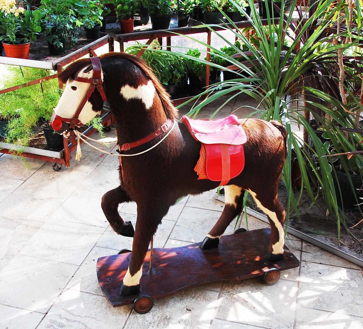 American Large Pony Pull Toy Carved Wood, Horsehair Hide and Saddle Circa 1900 In Good Condition For Sale In Wells, ME