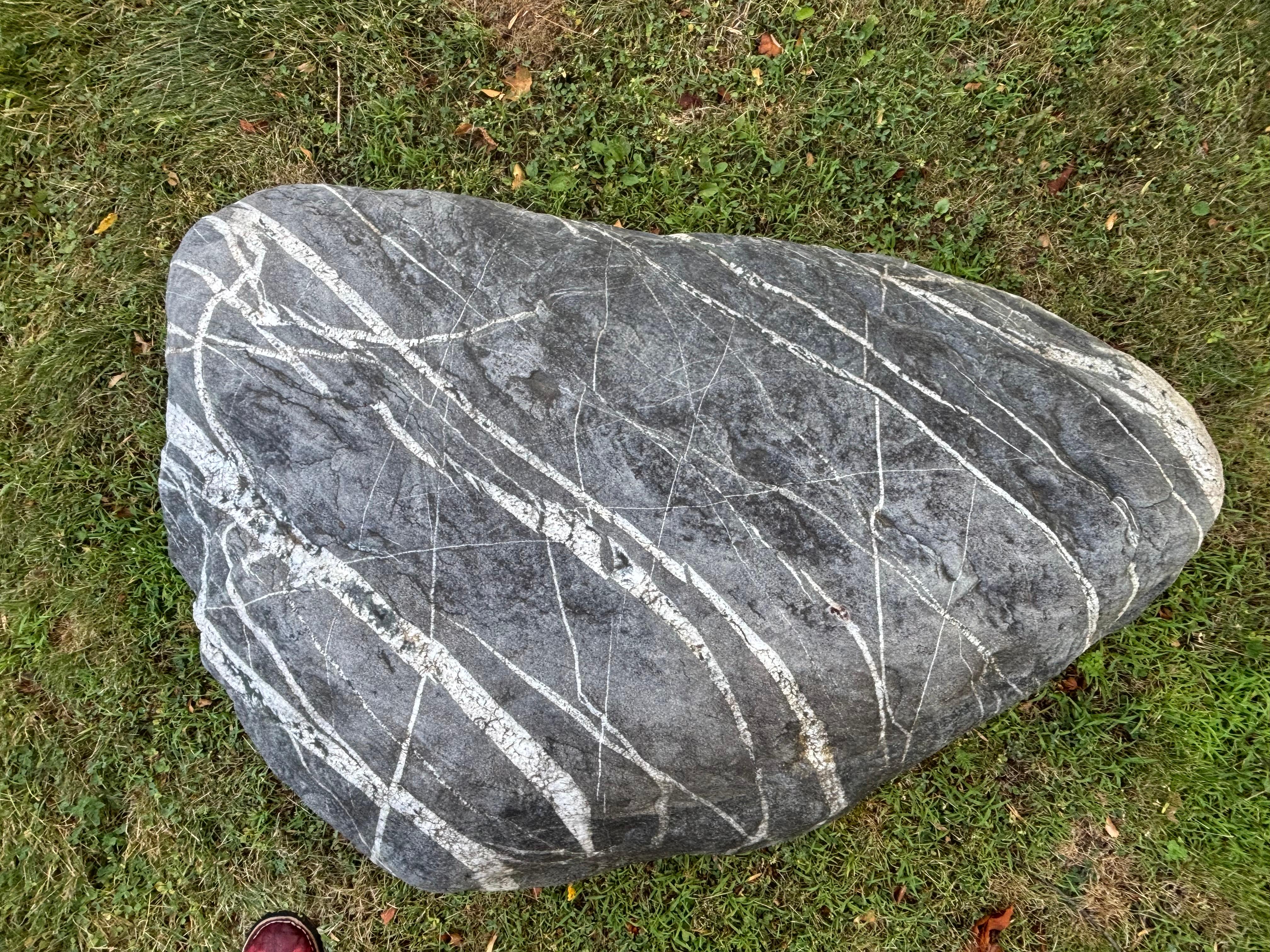 American Large Precious Bulls Eye Natural Mountain Garden Stone Unique Statement (Stein) im Angebot
