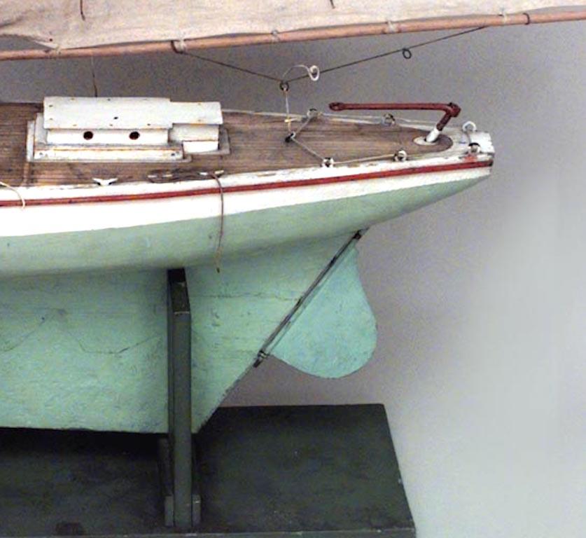 Dipinto a mano Modello di barca a vela americana di grandi dimensioni in Wood in vendita